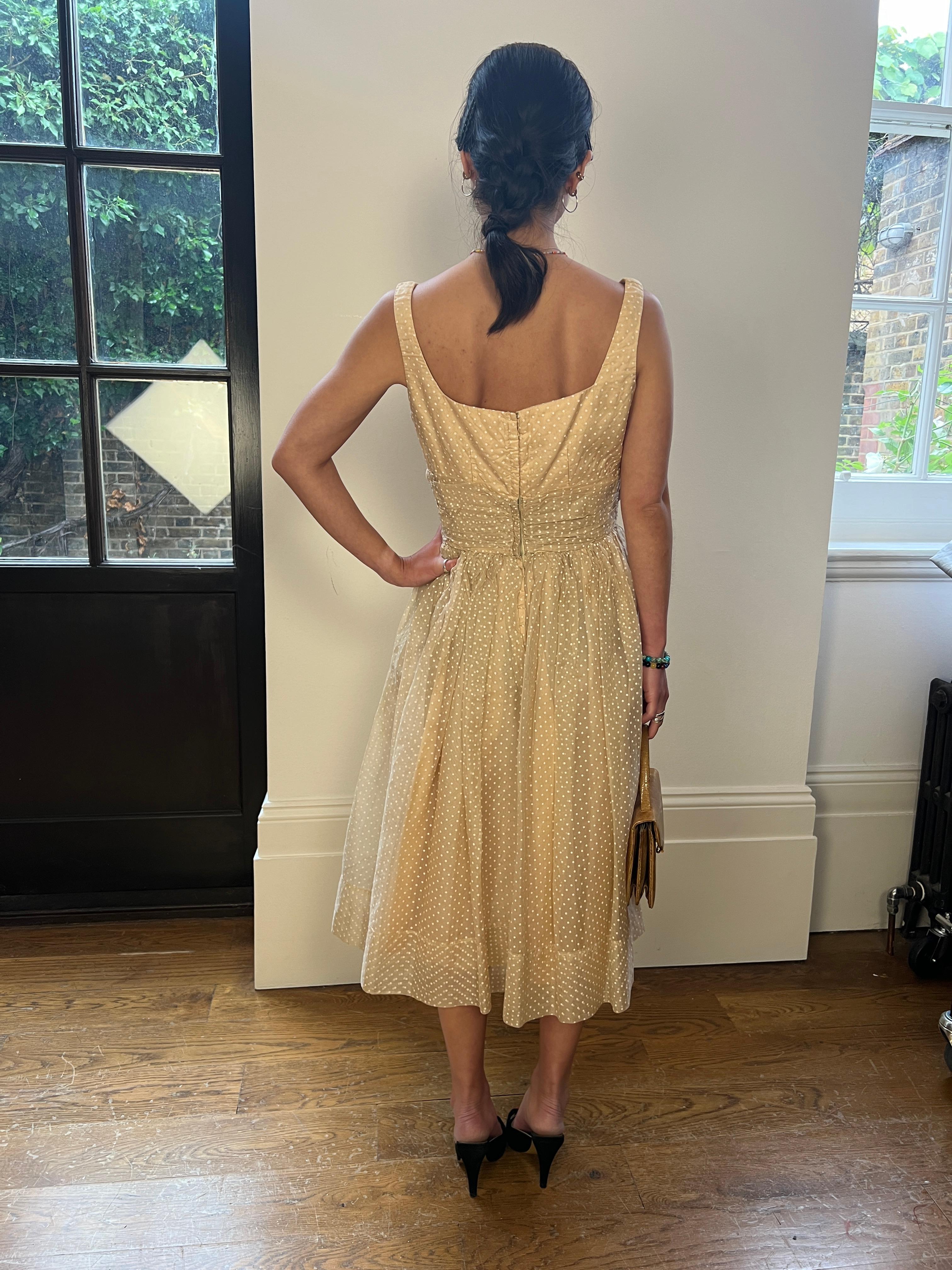 Vestido de gasa de lunares blancos y beige de Blanes de los años 60 en venta 2