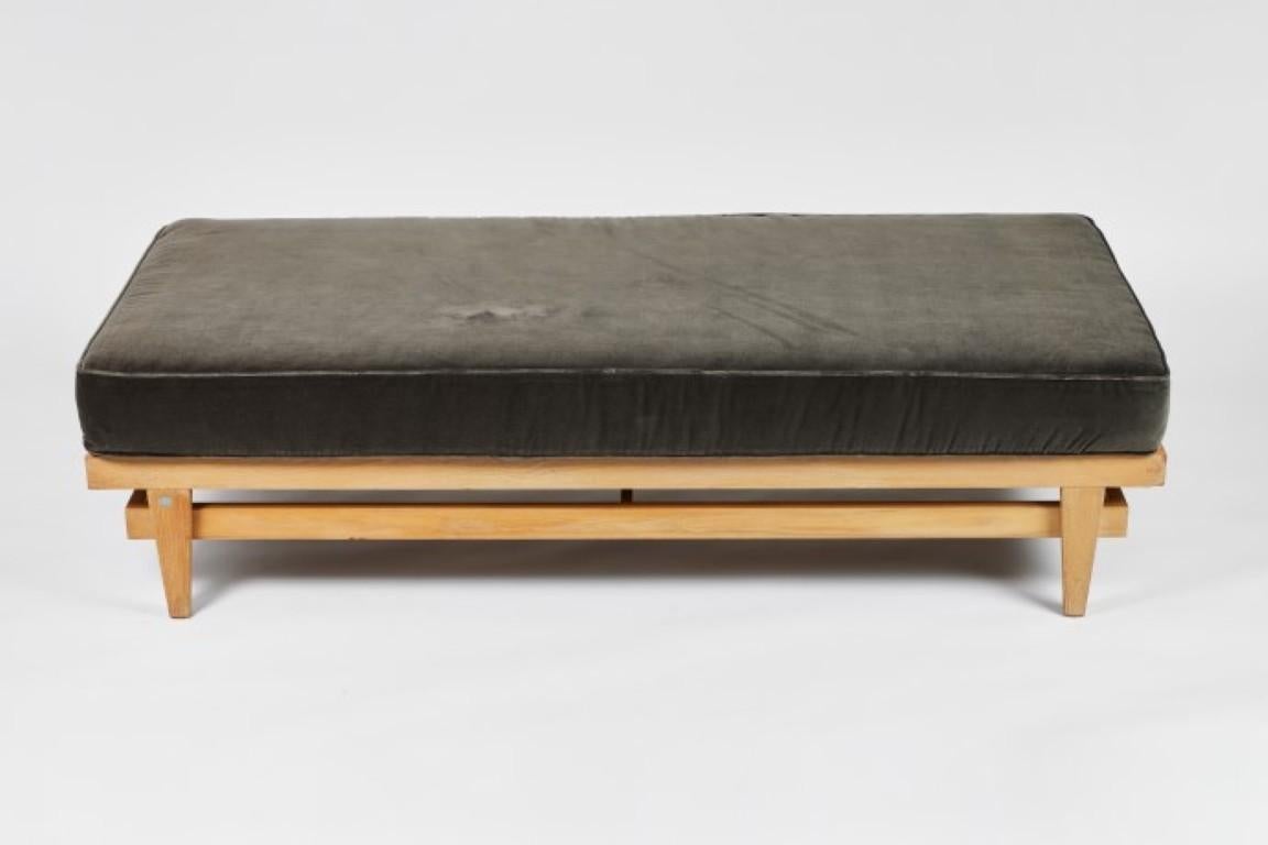 Mid-Century moderno Daybed anni '60 in Oak sbiancato di A. Bertrand Goldberg con cuscino in velluto in vendita