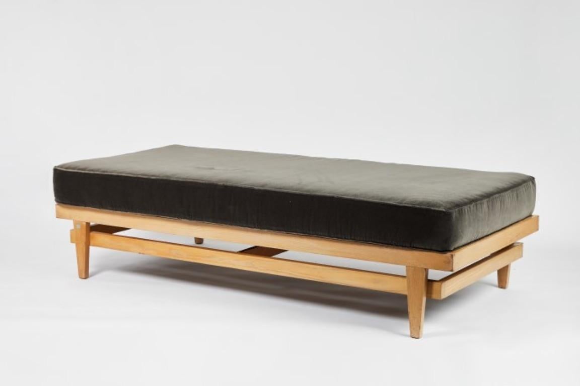 Americano Daybed anni '60 in Oak sbiancato di A. Bertrand Goldberg con cuscino in velluto in vendita