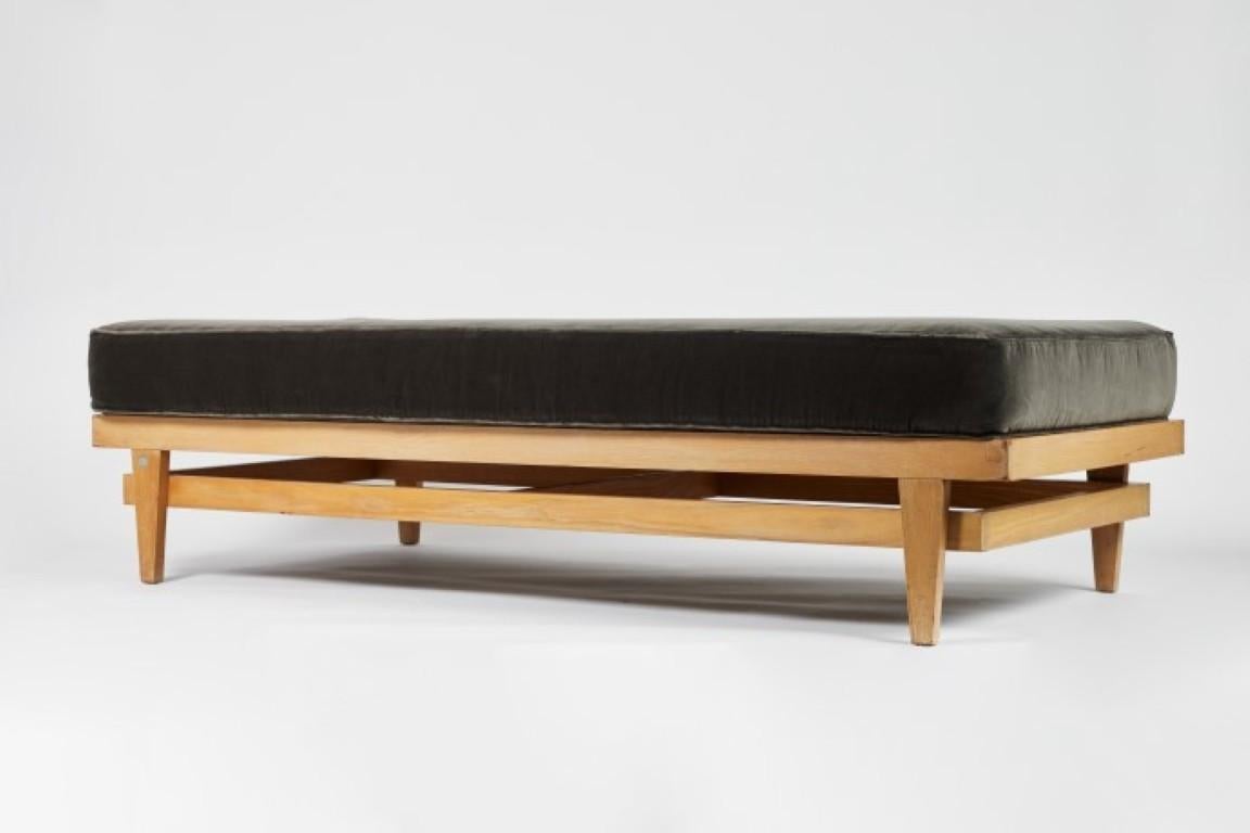 Daybed anni '60 in Oak sbiancato di A. Bertrand Goldberg con cuscino in velluto In condizioni buone in vendita a Chicago, IL