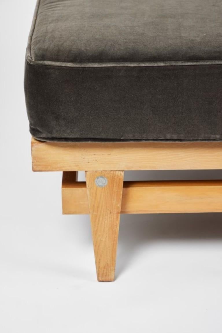 XX secolo Daybed anni '60 in Oak sbiancato di A. Bertrand Goldberg con cuscino in velluto in vendita