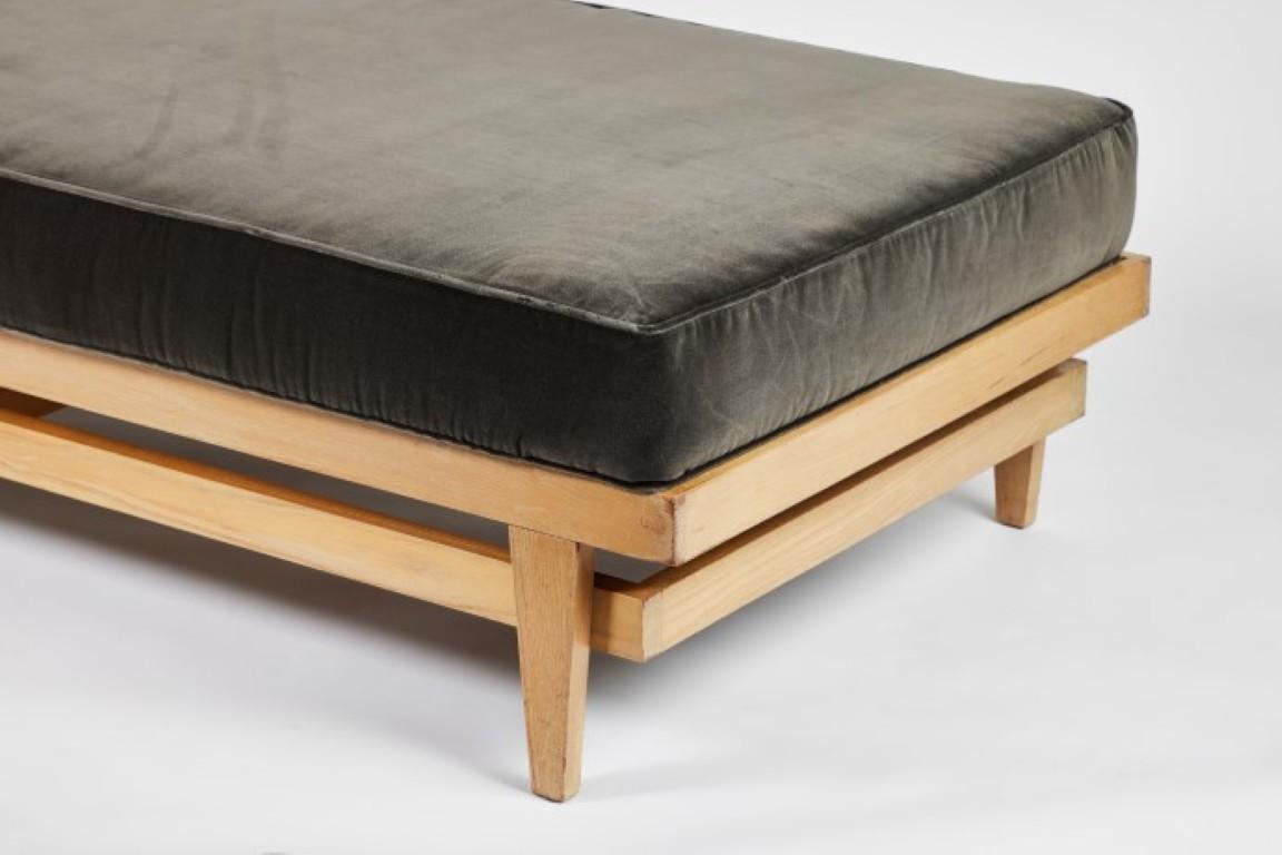 Velluto Daybed anni '60 in Oak sbiancato di A. Bertrand Goldberg con cuscino in velluto in vendita