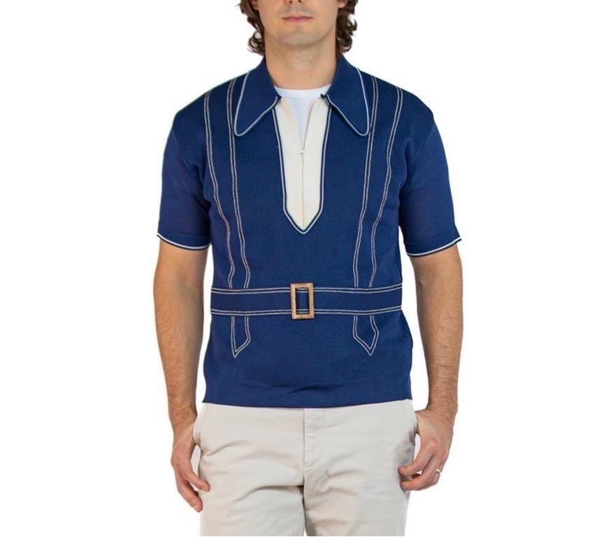 Blaues Acetat-Strickhemd für Männer aus den 1960er Jahren mit kontrastierenden weißen Verzierungen im Angebot 4