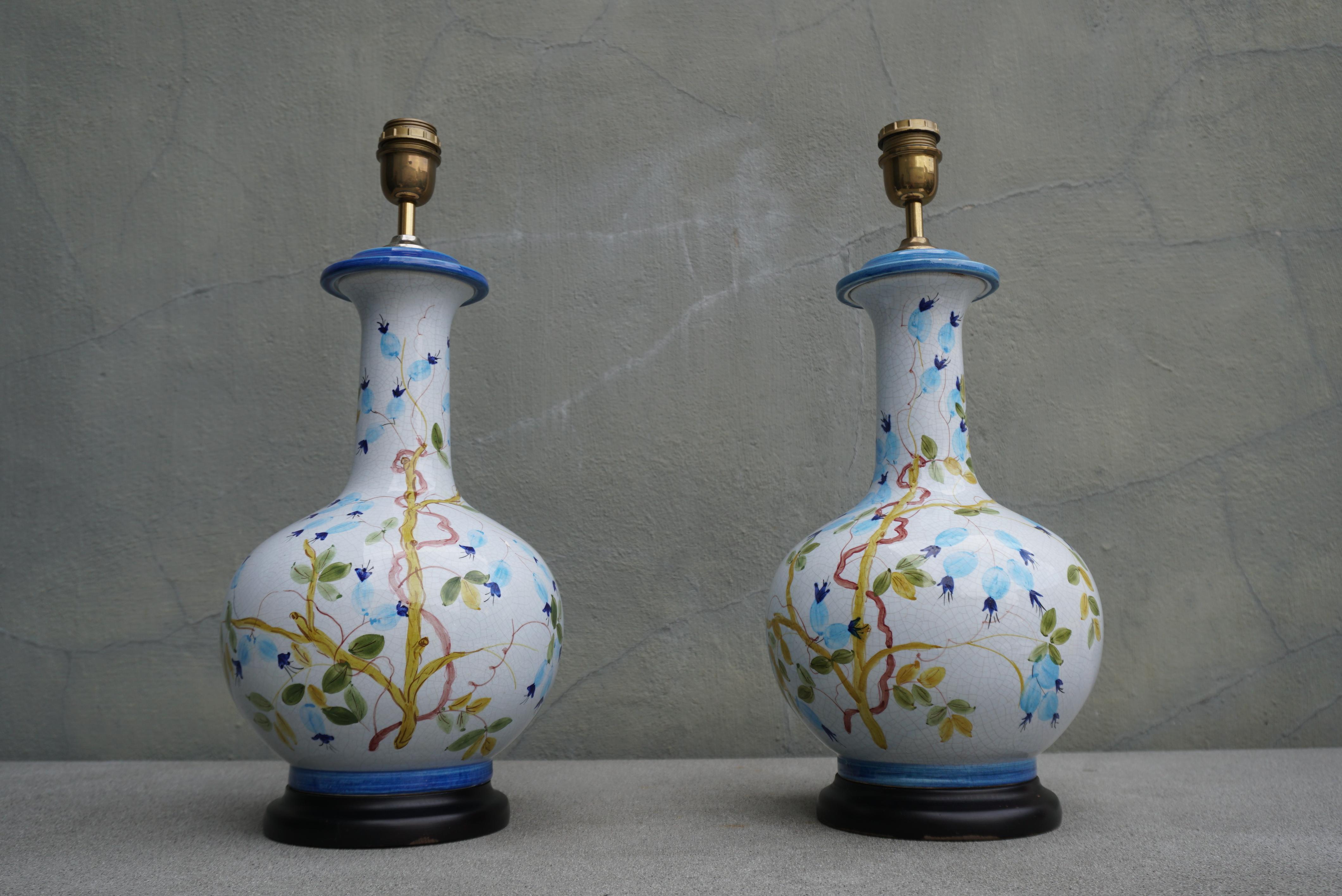Italiano Lampada da tavolo in ceramica floreale blu e bianca del 1960, coppia in vendita