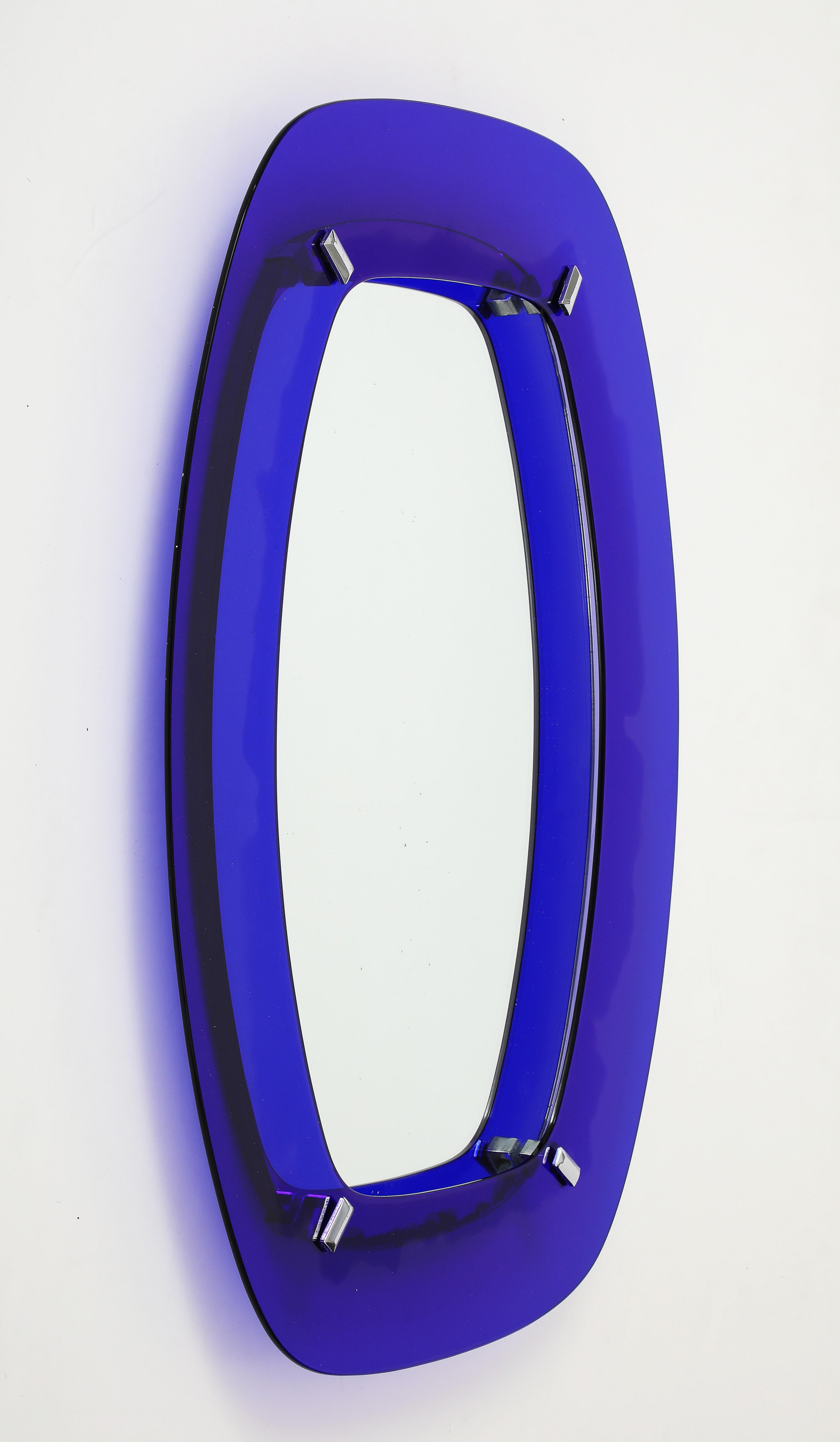 Miroir mural flottant italien bleu cobalt des années 1960, en état d'origine vintage avec une certaine usure et patine due à l'âge et à l'utilisation, il y a une usure notable sur le miroir en bas derrière le verre bleu cobalt.