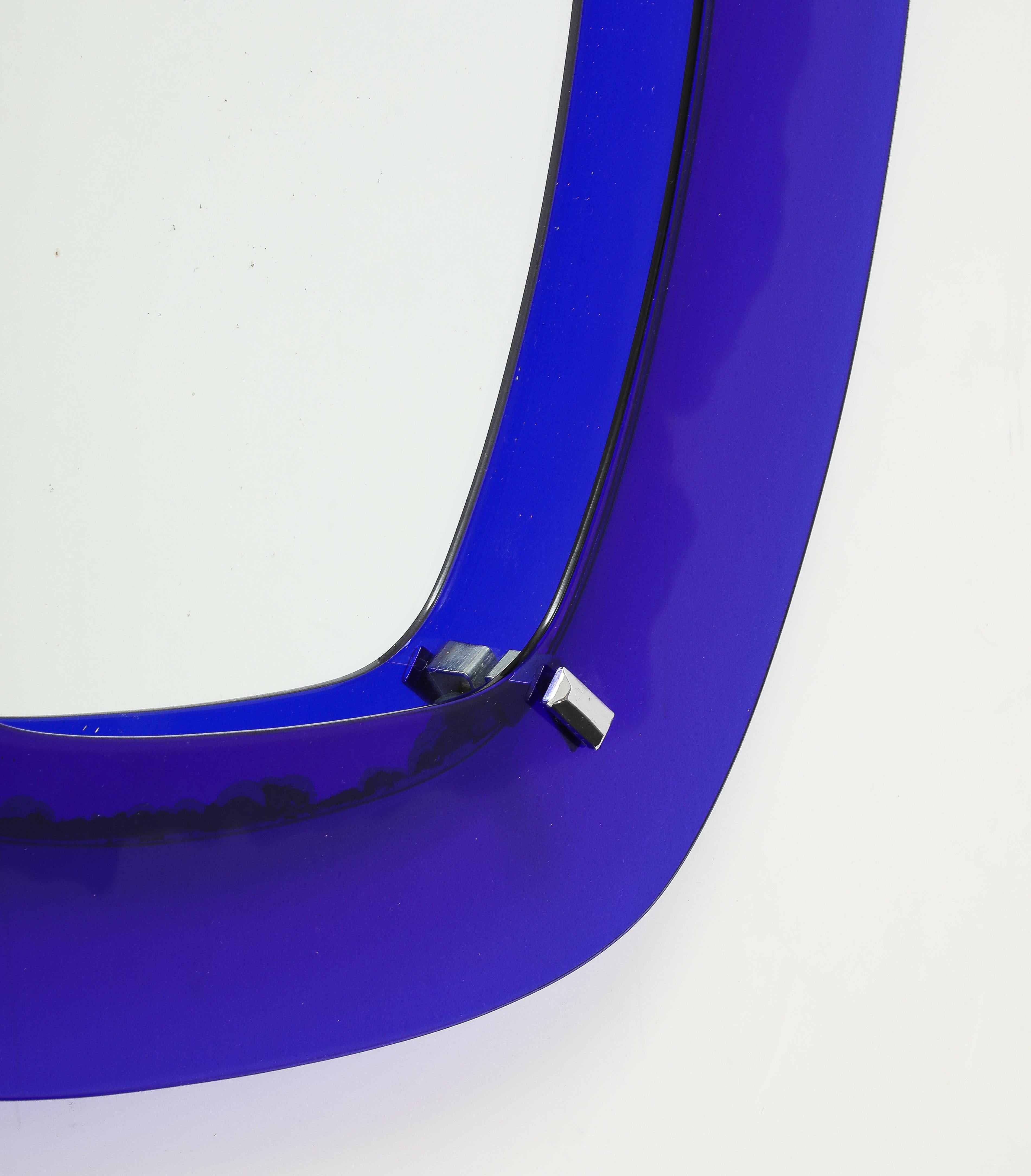 Verre d'art Miroir mural italien à cadre flottant bleu cobalt des années 1960 en vente