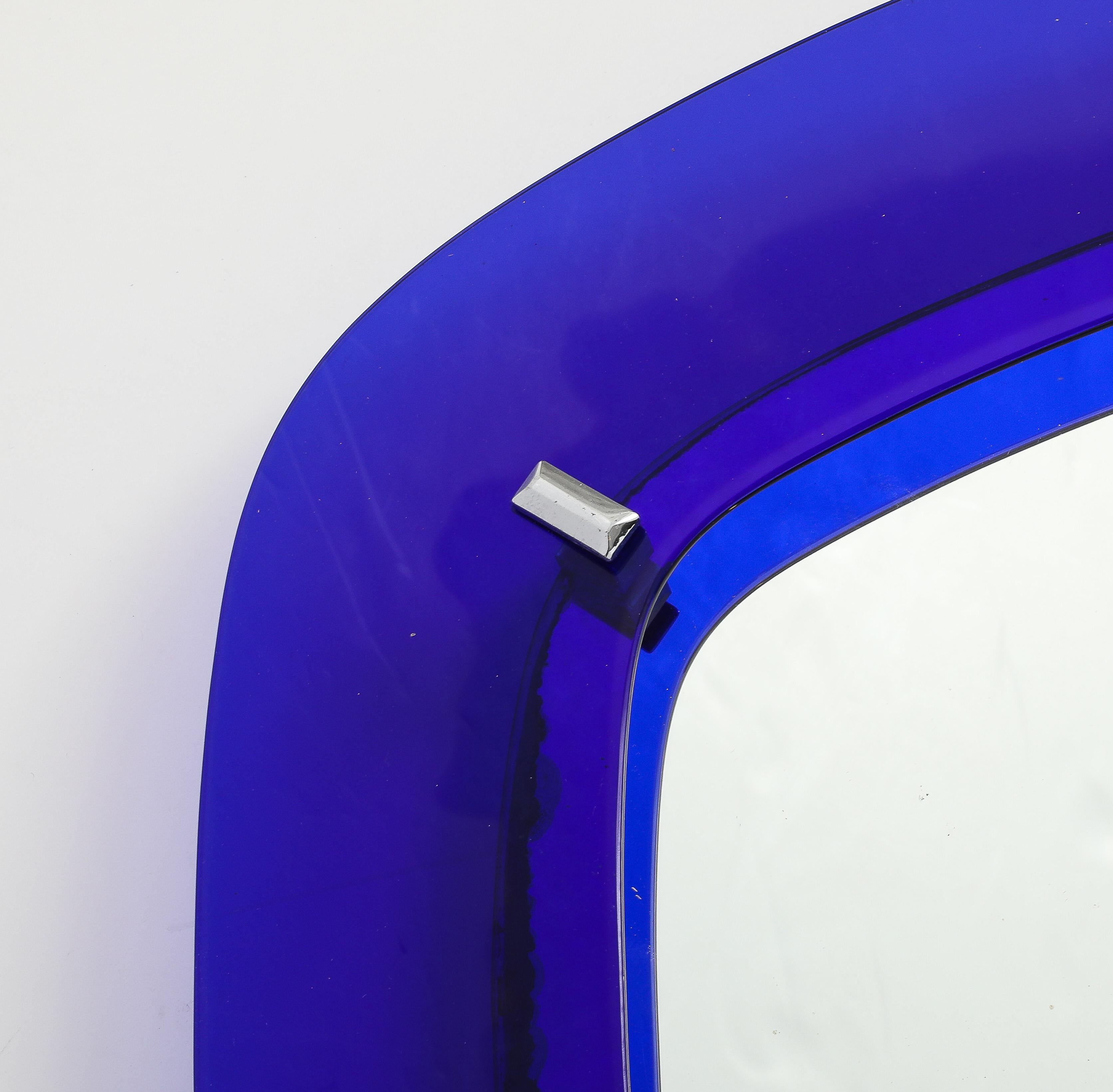 Miroir mural italien à cadre flottant bleu cobalt des années 1960 en vente 2