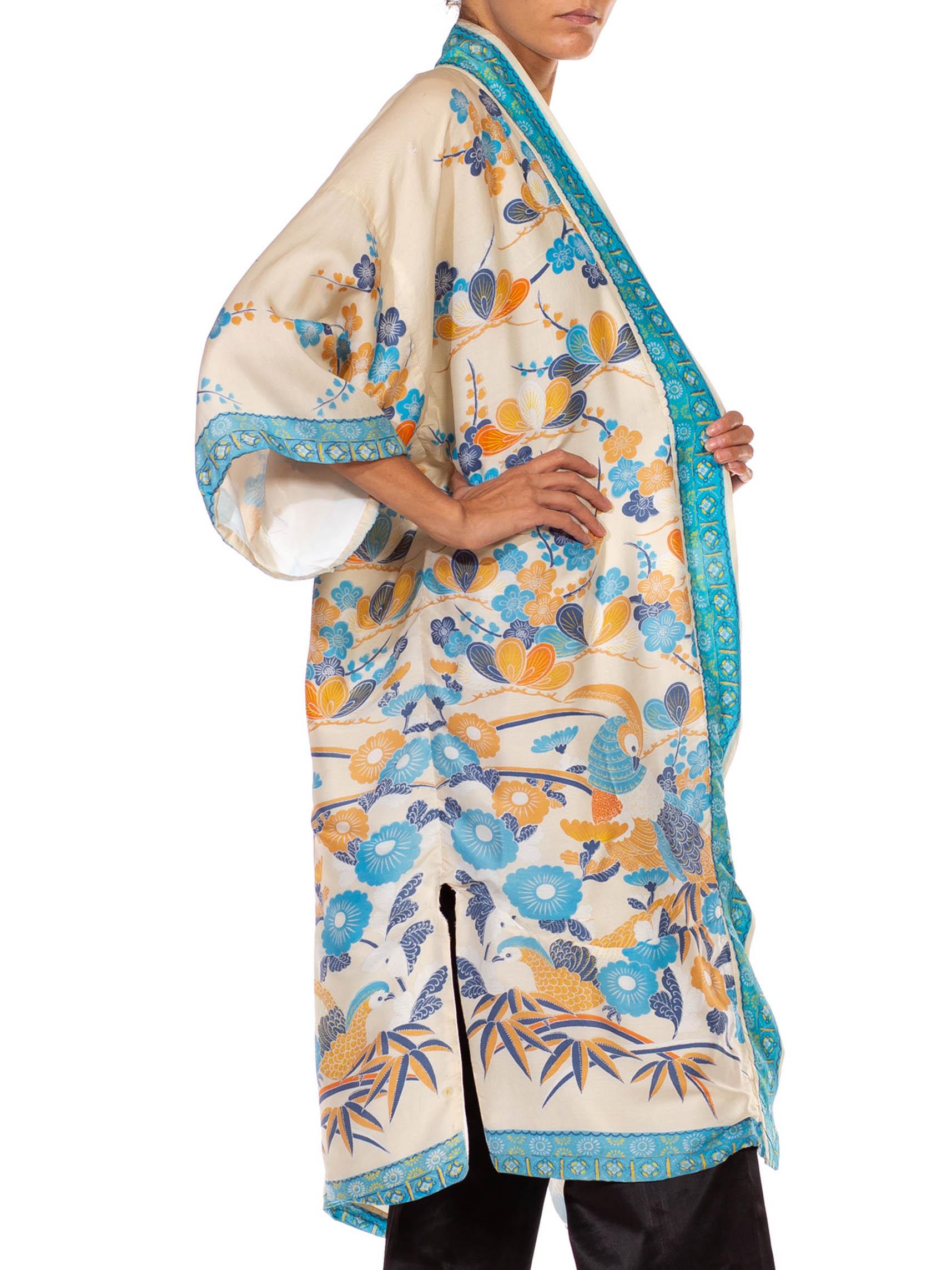 1960er Jahre Blau & Creme Floral Seide Kimono im Zustand „Gut“ im Angebot in New York, NY