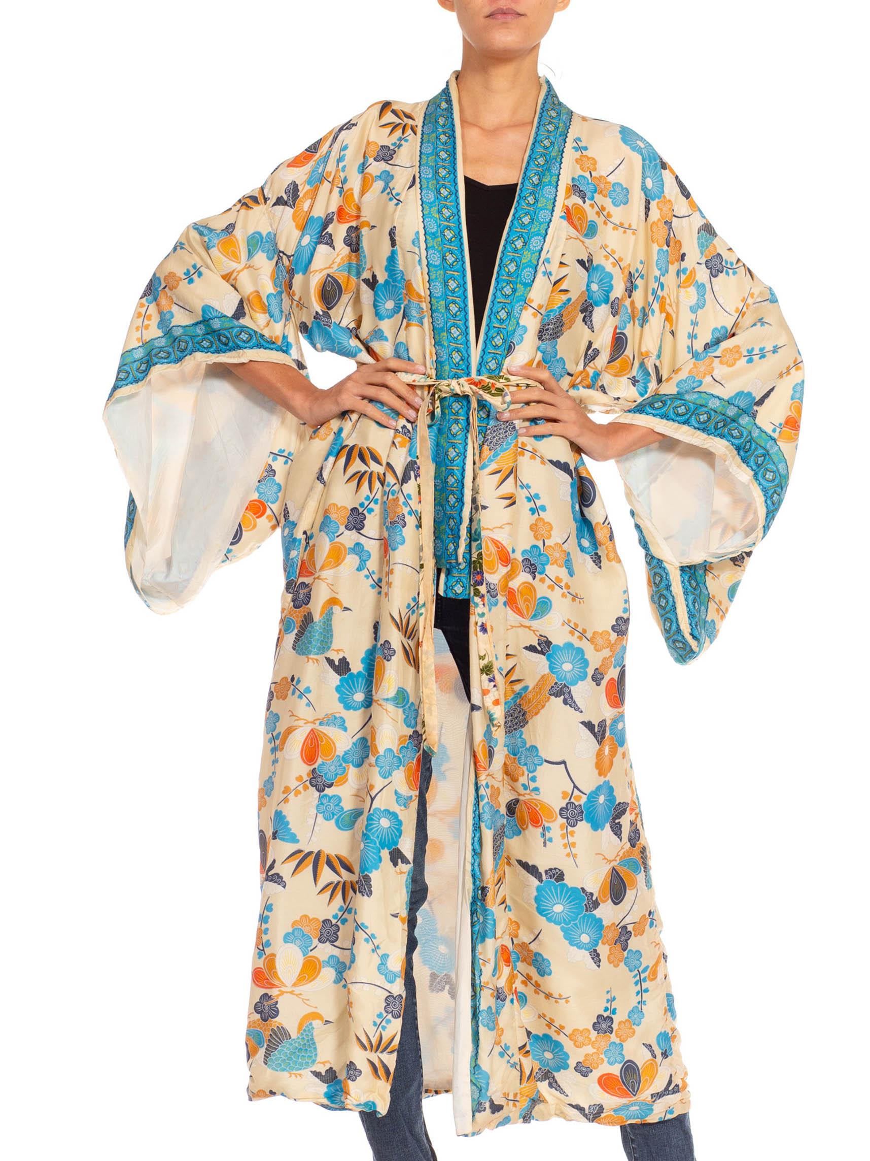 Kimono en soie à fleurs bleues et crème des années 1960 Excellent état - En vente à New York, NY