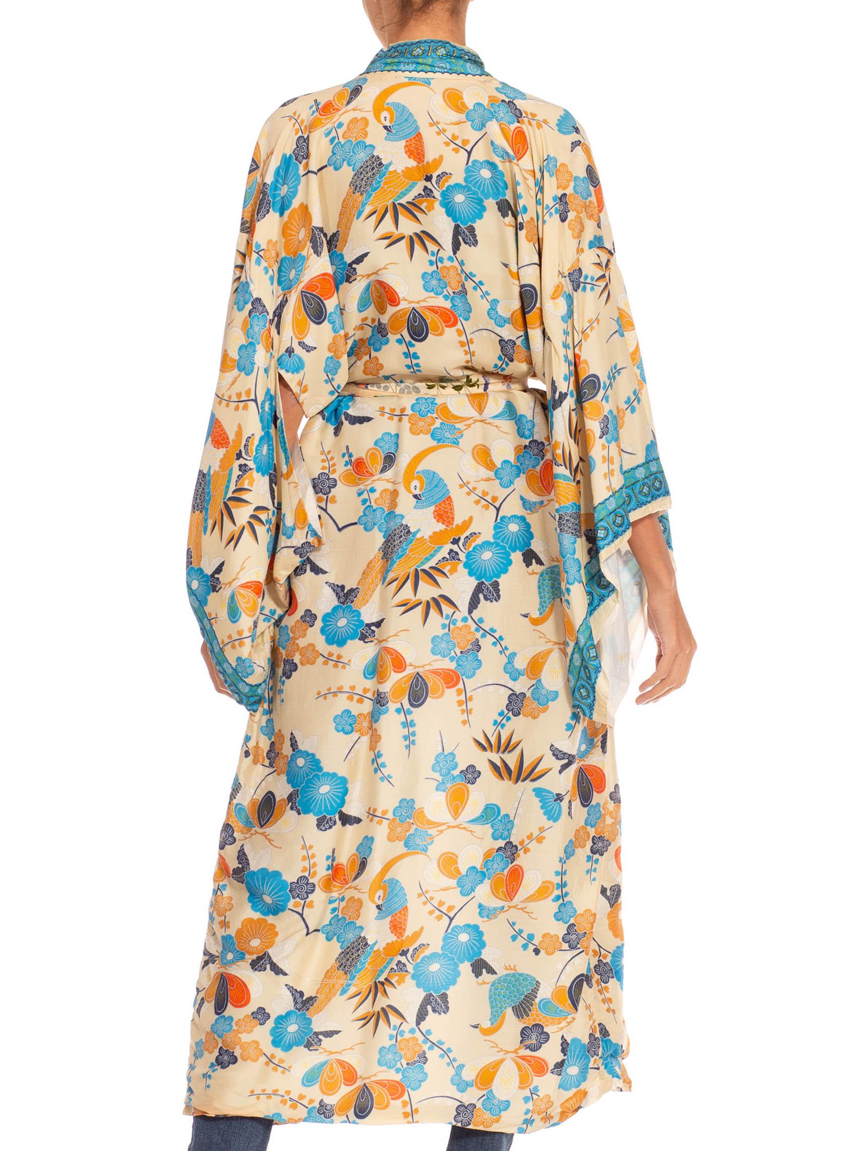 Kimono en soie à fleurs bleues et crème des années 1960 Pour femmes en vente