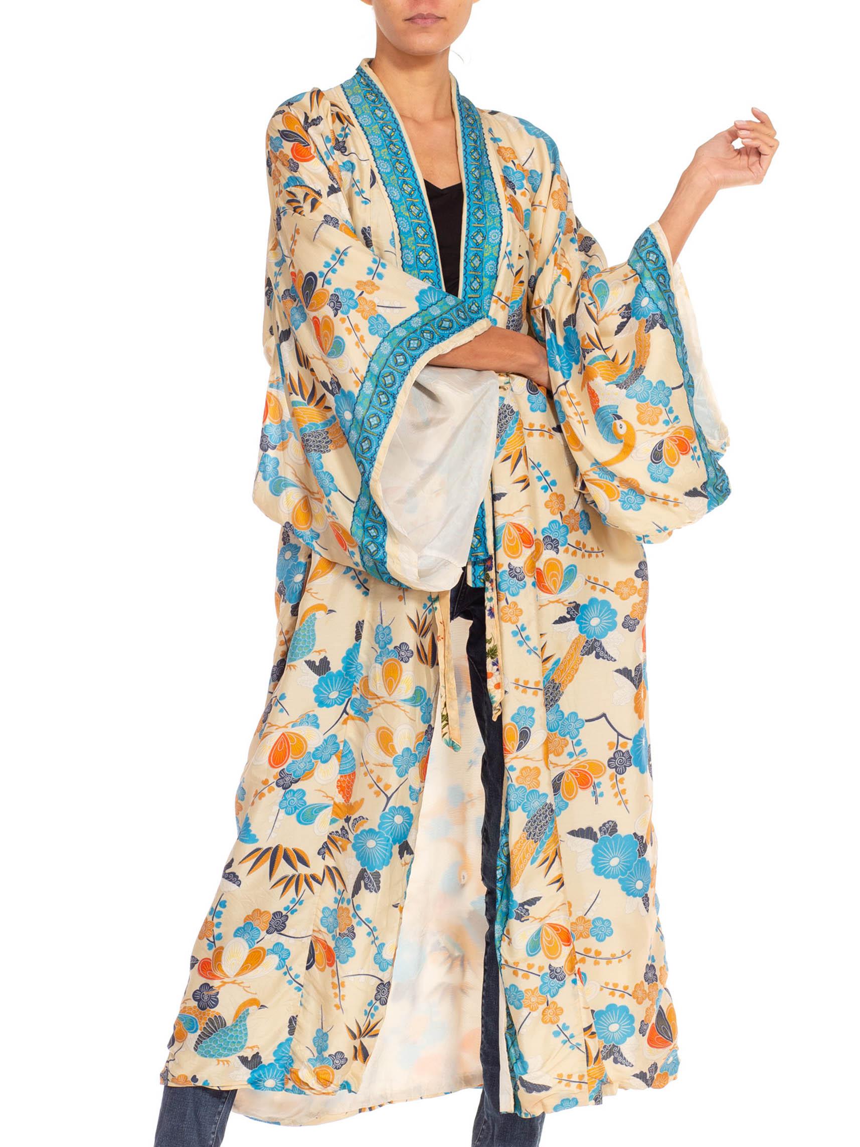 Kimono en soie à fleurs bleues et crème des années 1960 en vente 1