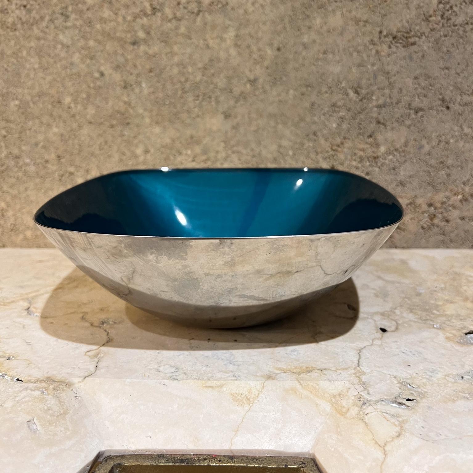The Modern Scandinavian Stainless Dish Blue Enamel by Cathrineholm of Norway and Grete Prytz Kittelsen
estampillé par le fabricant
2,75 h x 7,5 x 7,5
Etat d'origine du début du millésime, d'occasion
Reportez-vous aux images.