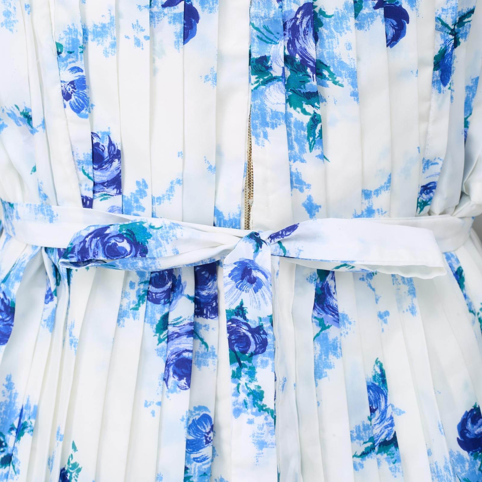 1960s Blue Floral Accordion Pleat Print Dress with Belt Excellent état - En vente à London, GB