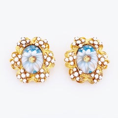 Orecchini Limoges floreali blu del 1960 con strass in vetro di latte di Alice Caviness