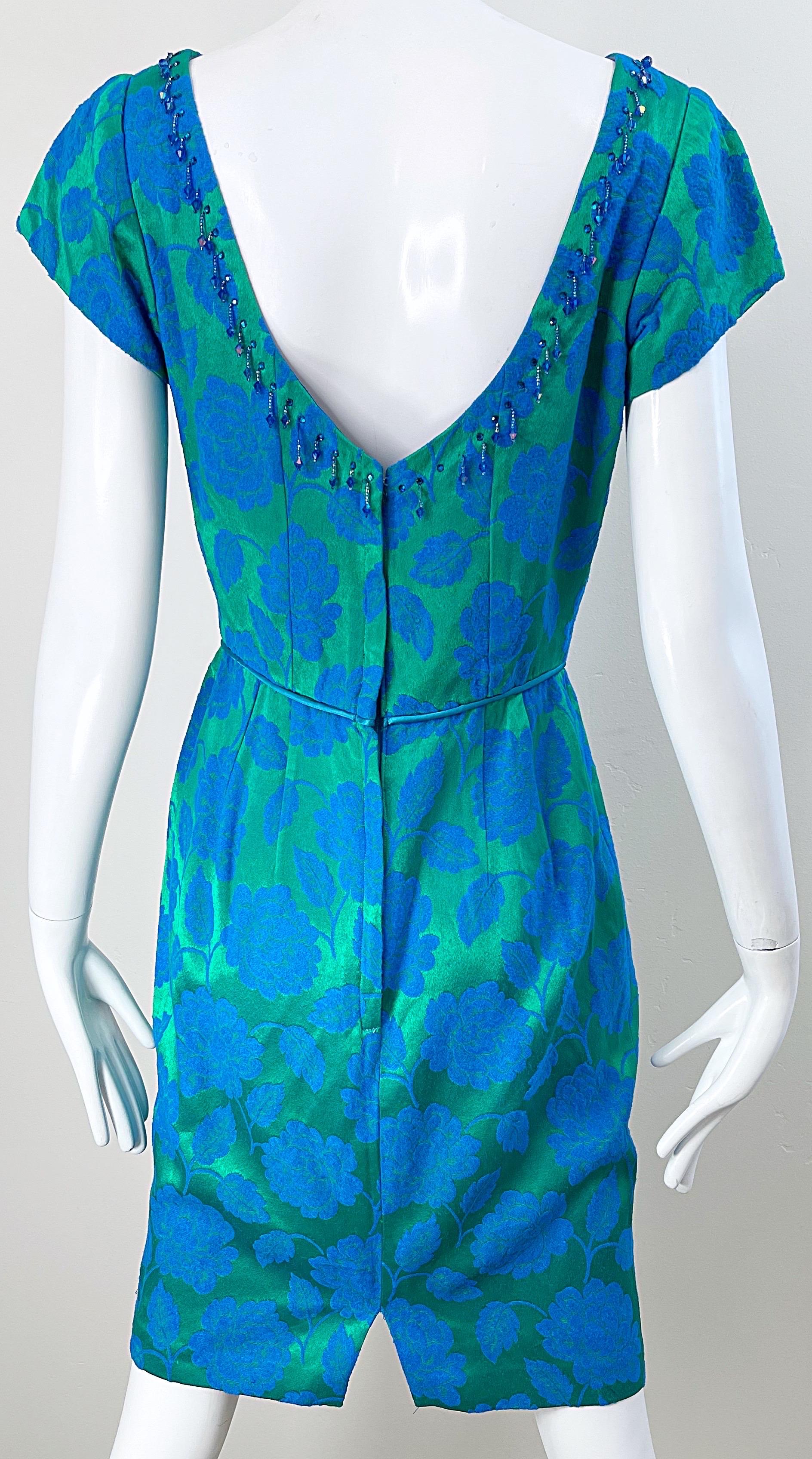 Bleu Robe fourreau vintage à manches courtes en damas de soie bleu et vert avec perles, années 1960 en vente