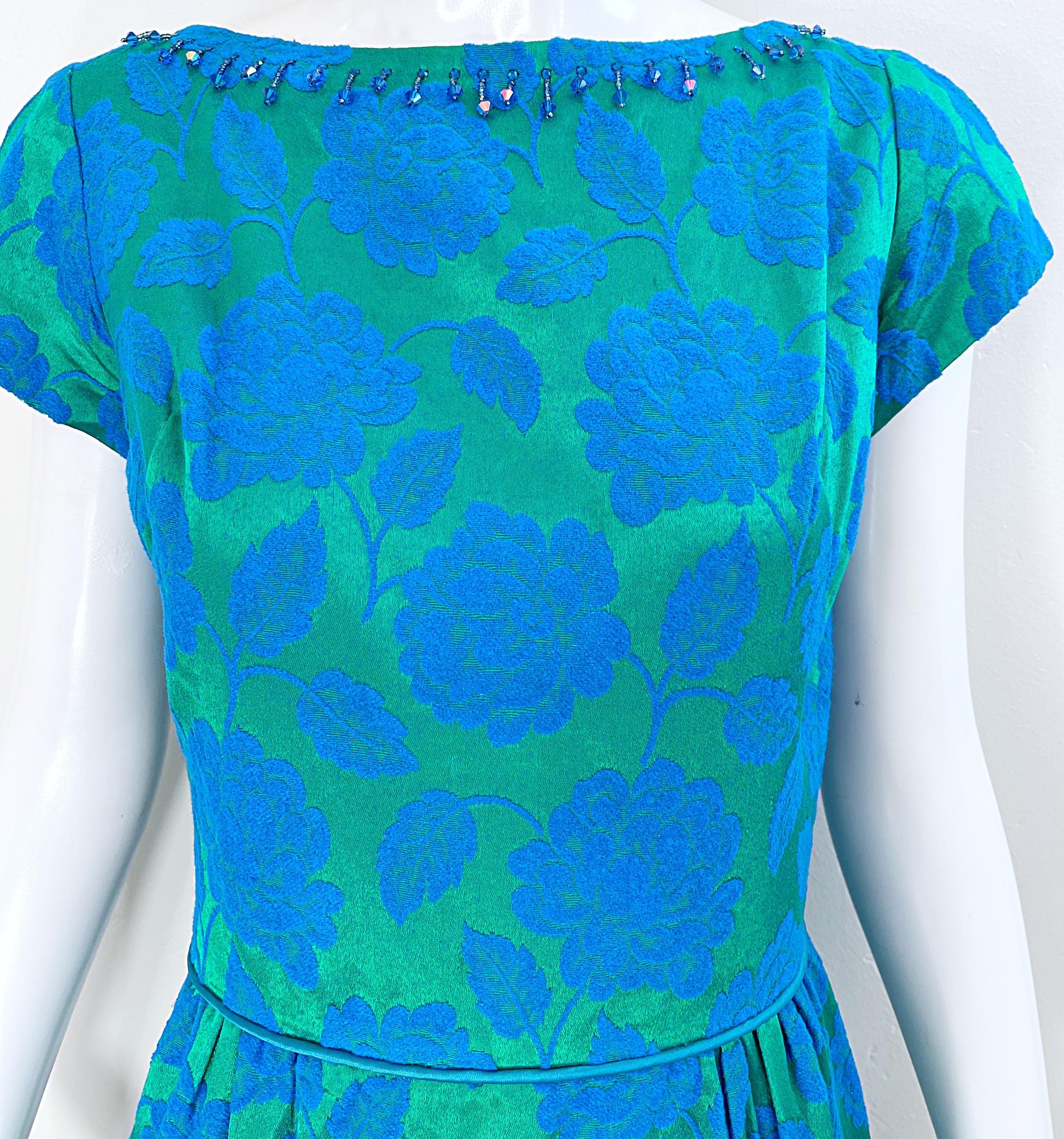 Robe fourreau vintage à manches courtes en damas de soie bleu et vert avec perles, années 1960 Excellent état - En vente à San Diego, CA