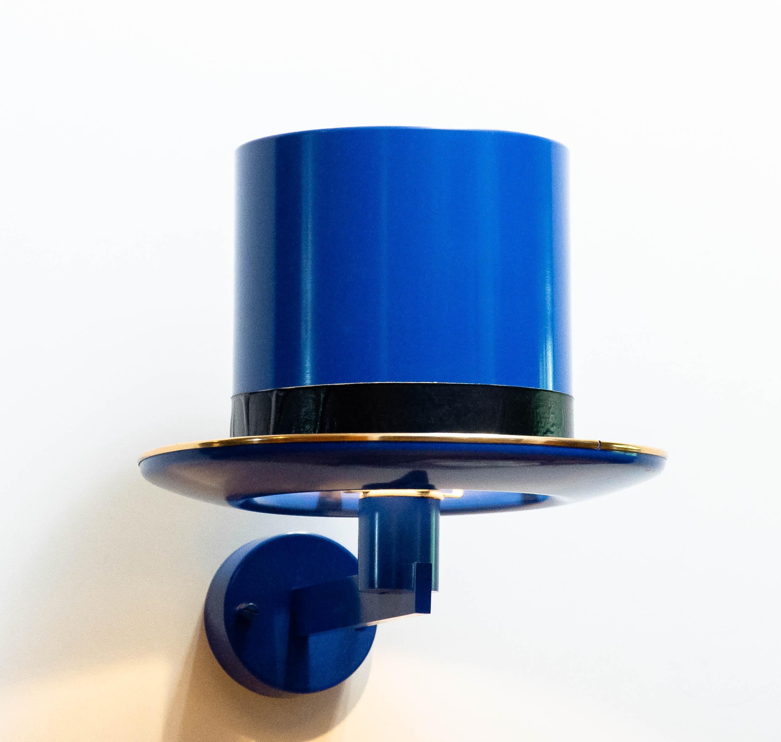 Beautiful surreal top hat wall light in blue lacquered aluminum and brass designed by Hans Agne Jakobsson in the 1960s for HAJ AB Markaryd Sweden.
Overal in good condition and technically 100%. Consists one screw fitting size E28 for maximum 40