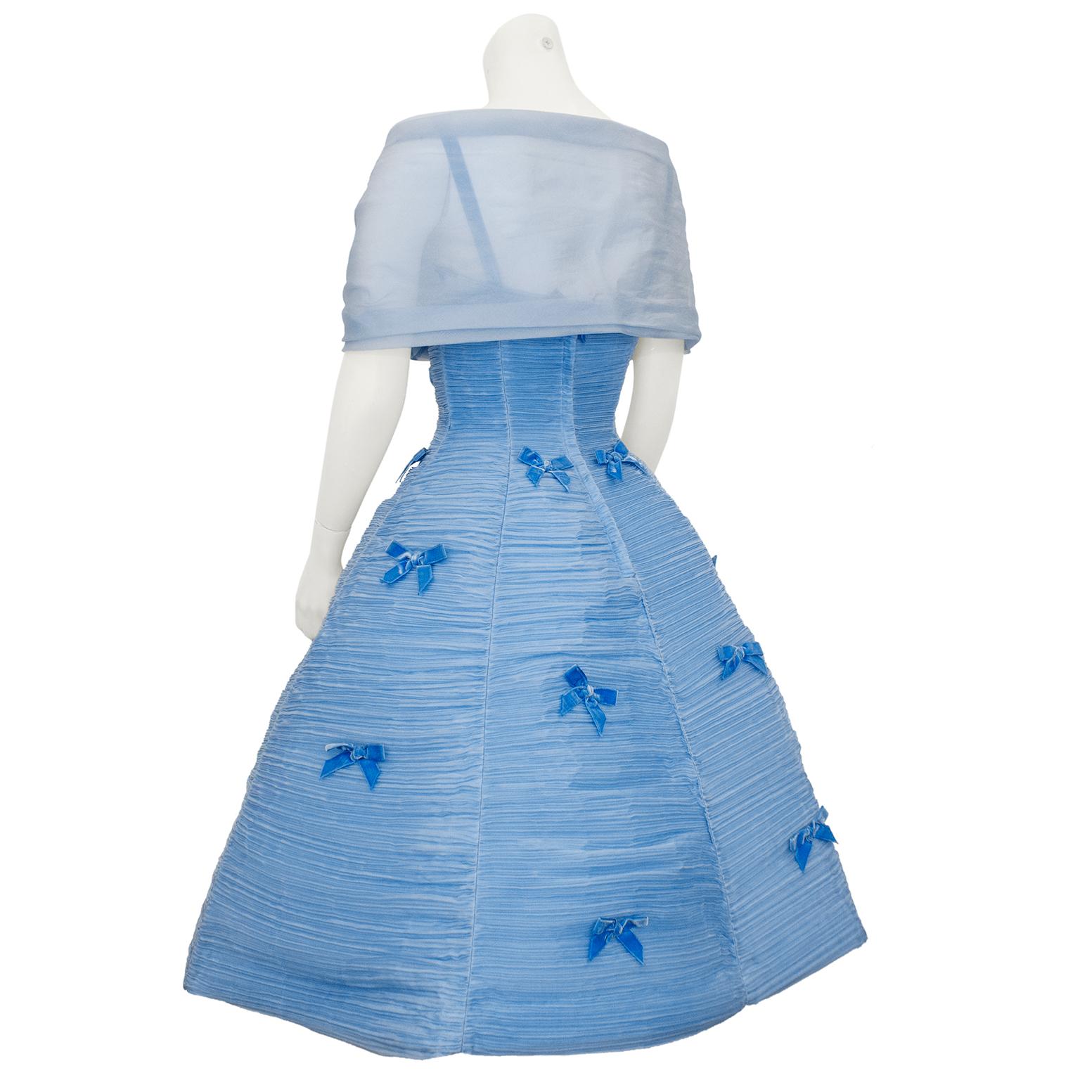 1960er Jahre Blauer Samt und plissiertes Chiffon-Abendkleid mit Stola im Zustand „Gut“ in Toronto, Ontario