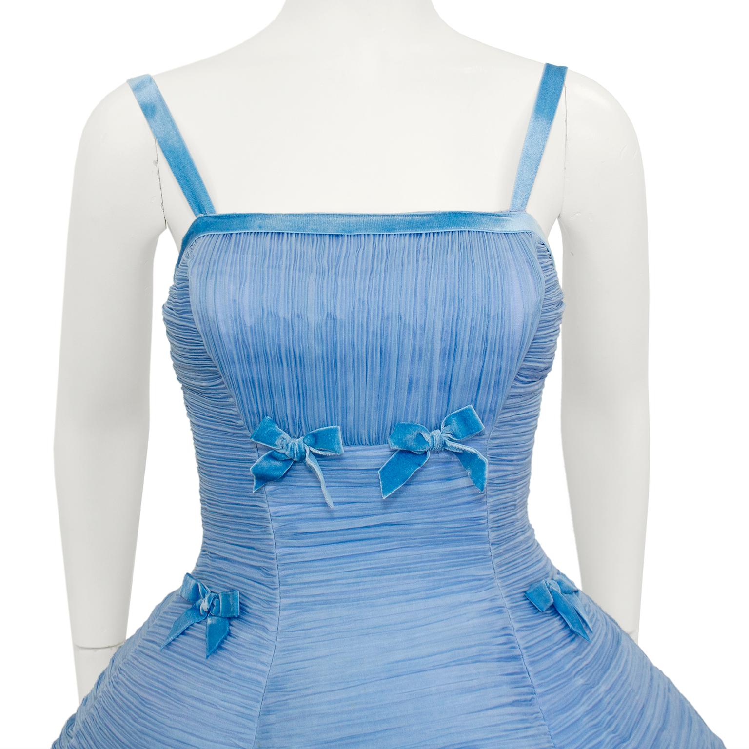 1960er Jahre Blauer Samt und plissiertes Chiffon-Abendkleid mit Stola Damen