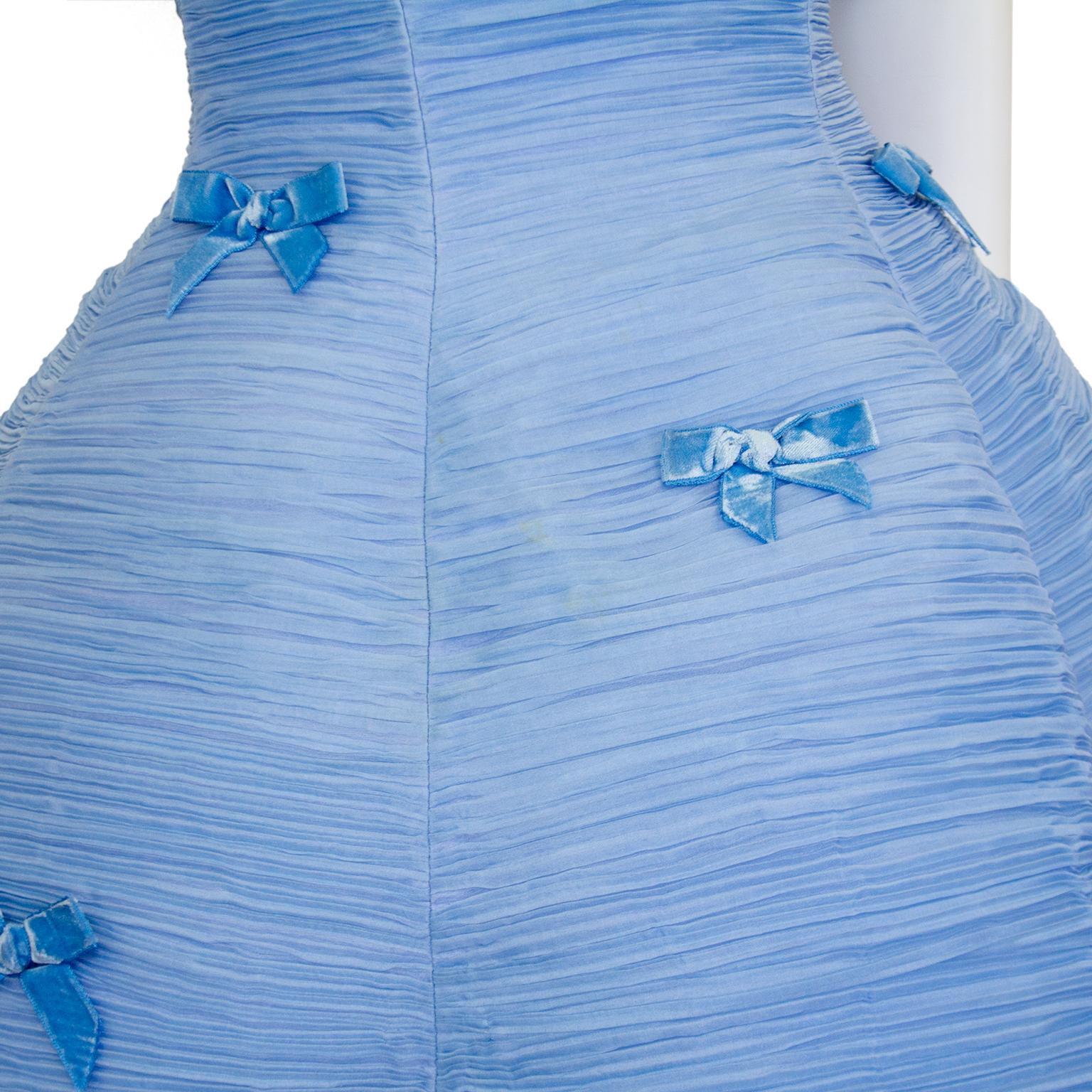1960er Jahre Blauer Samt und plissiertes Chiffon-Abendkleid mit Stola 2