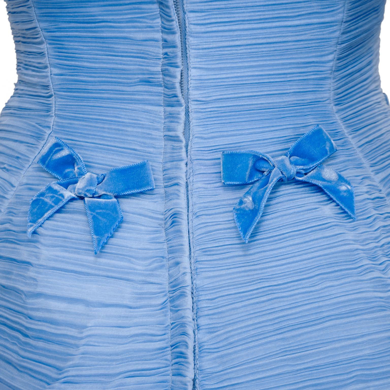 1960er Jahre Blauer Samt und plissiertes Chiffon-Abendkleid mit Stola 3