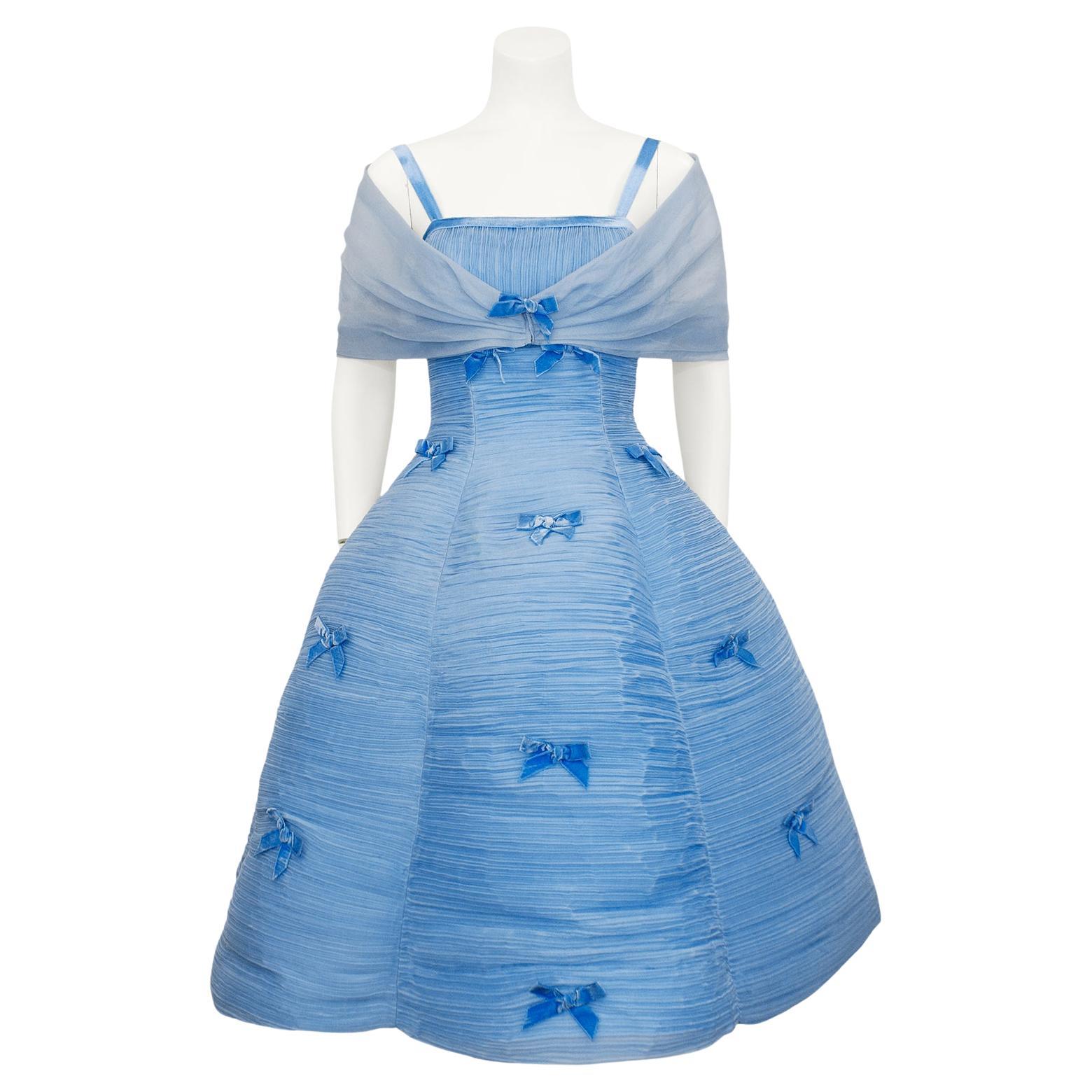 1960er Jahre Blauer Samt und plissiertes Chiffon-Abendkleid mit Stola