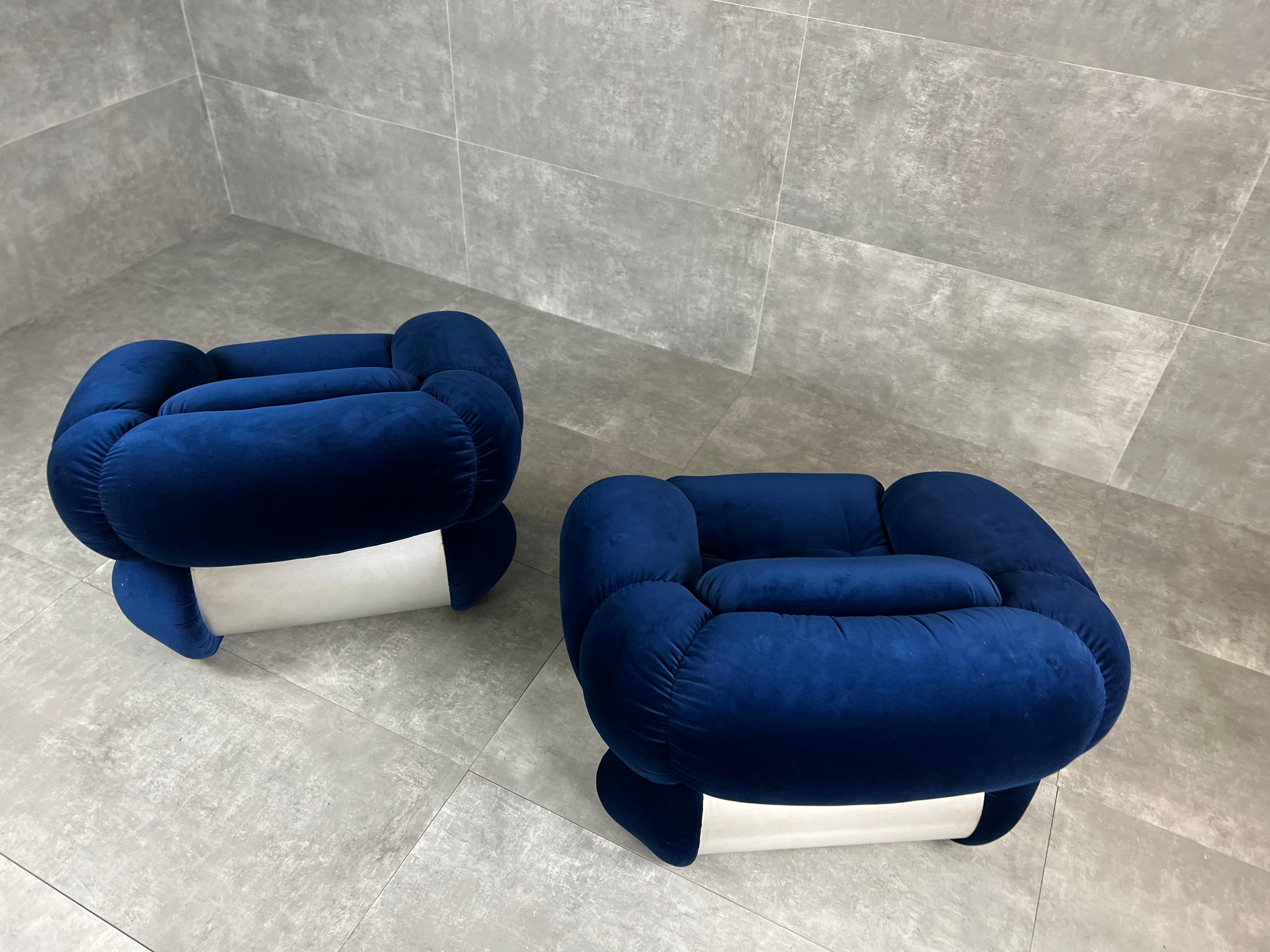 These armchairs feature a chrome structure and have a new blue velvet upholstery.
Armchairs designed by Adriano Piazzesi and produced by 3D in Italy during the 60s.
 