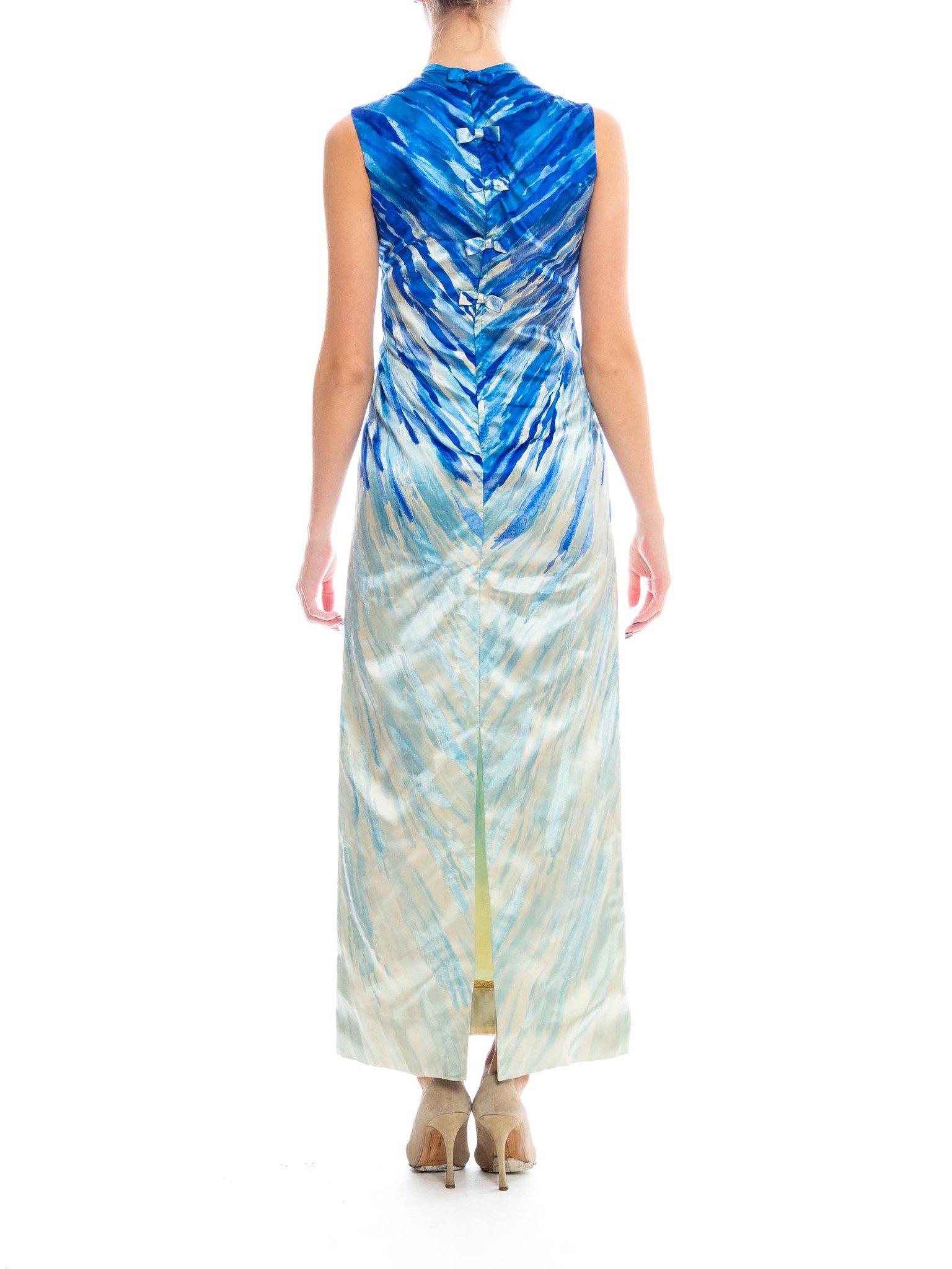 Blau-weißes Haute Couture Seidenkleid der Herzogin aus Satin und Samt mit Schleifen aus den 1960er Jahren im Zustand „Hervorragend“ im Angebot in New York, NY
