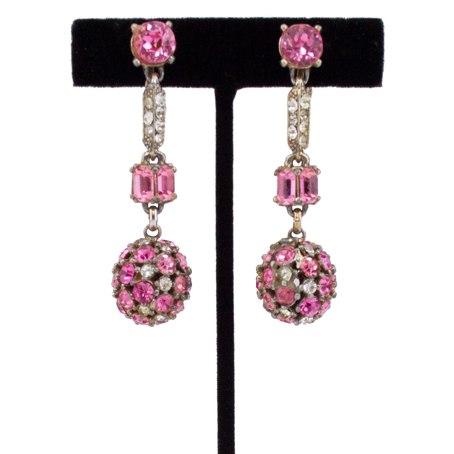 Sehr lustige 1960er Jahre Bogoff Lariat Halskette und baumelnden Tropfen Ohrring gesetzt. Beide Stücke sind mit einer Mischung aus rosa und klaren Strasssteinen besetzt, die in einer großen, mit Strasssteinen besetzten Kugel enden. Sehr elegant. Die