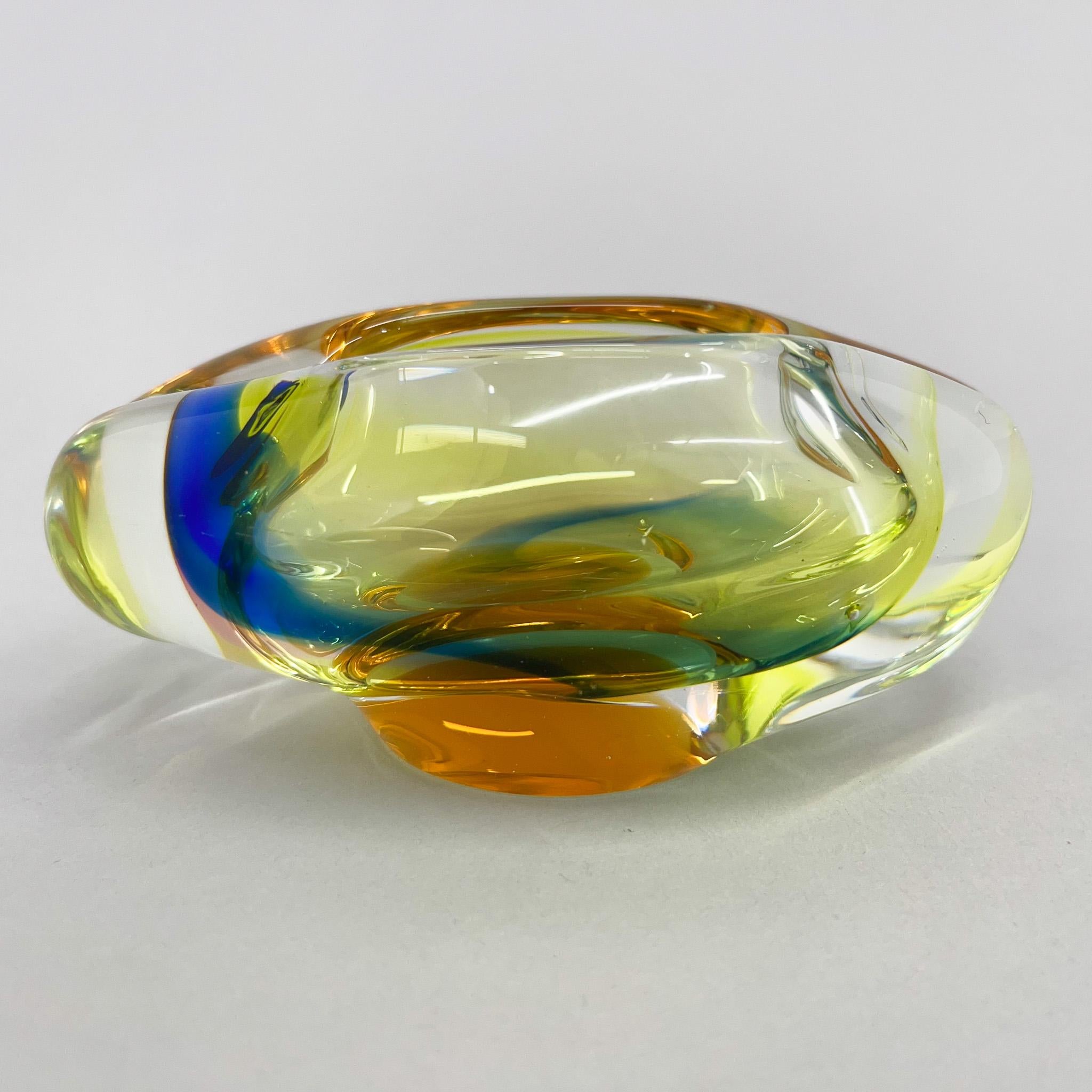 Cendrier bohème multicolore en verre vintage des années 1960. Le cendrier a été fabriqué en Tchécoslovaquie dans la verrerie de Novy Bor (Borocrystal). Très bon état vintage. 