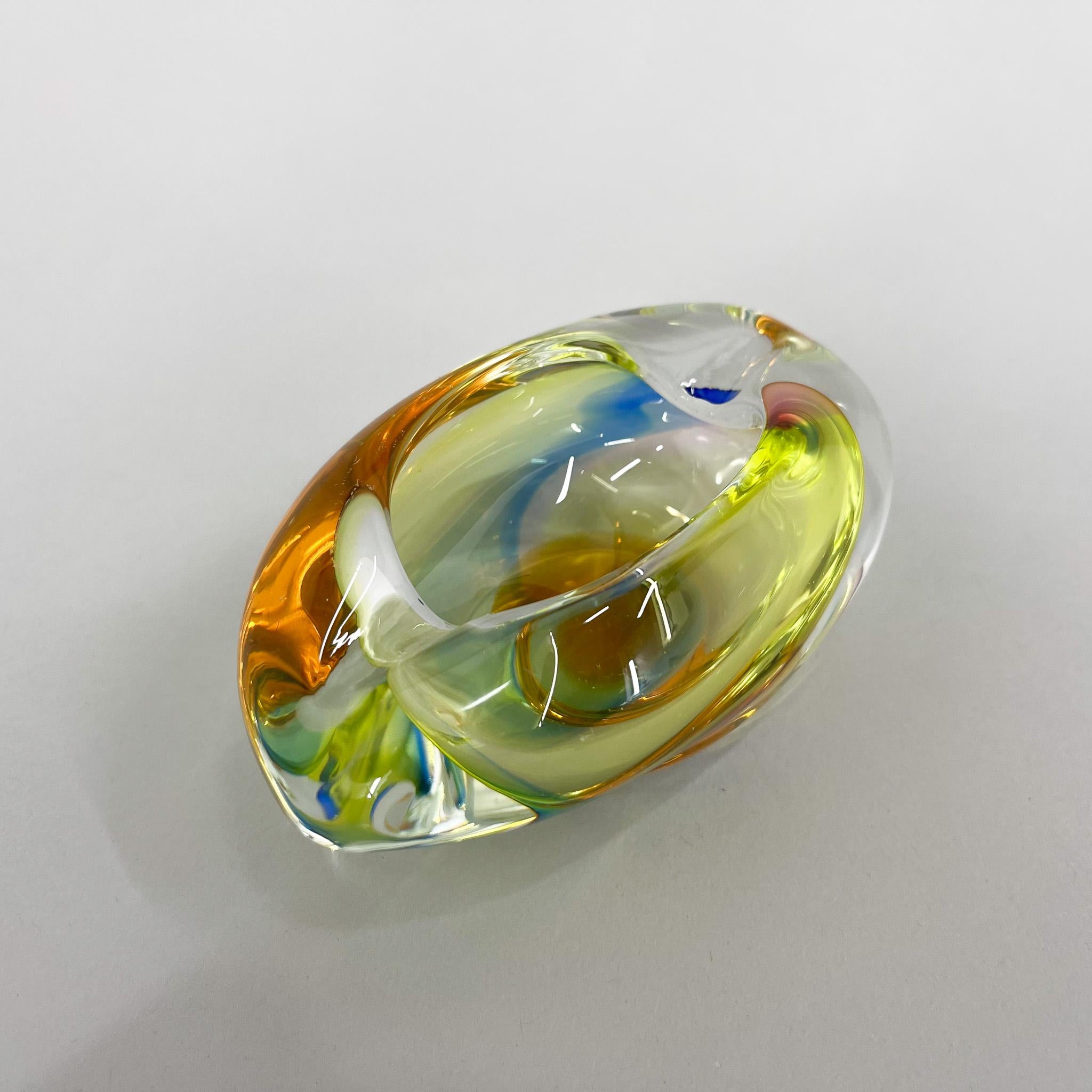 Tchèque Cendrier en verre d'art de Bohème des années 1960 de Novy Bor Glassworks en vente