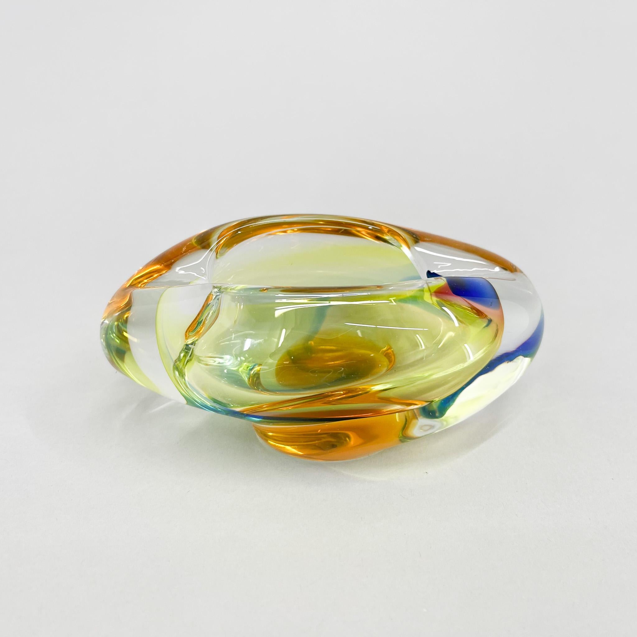 20ième siècle Cendrier en verre d'art de Bohème des années 1960 de Novy Bor Glassworks en vente