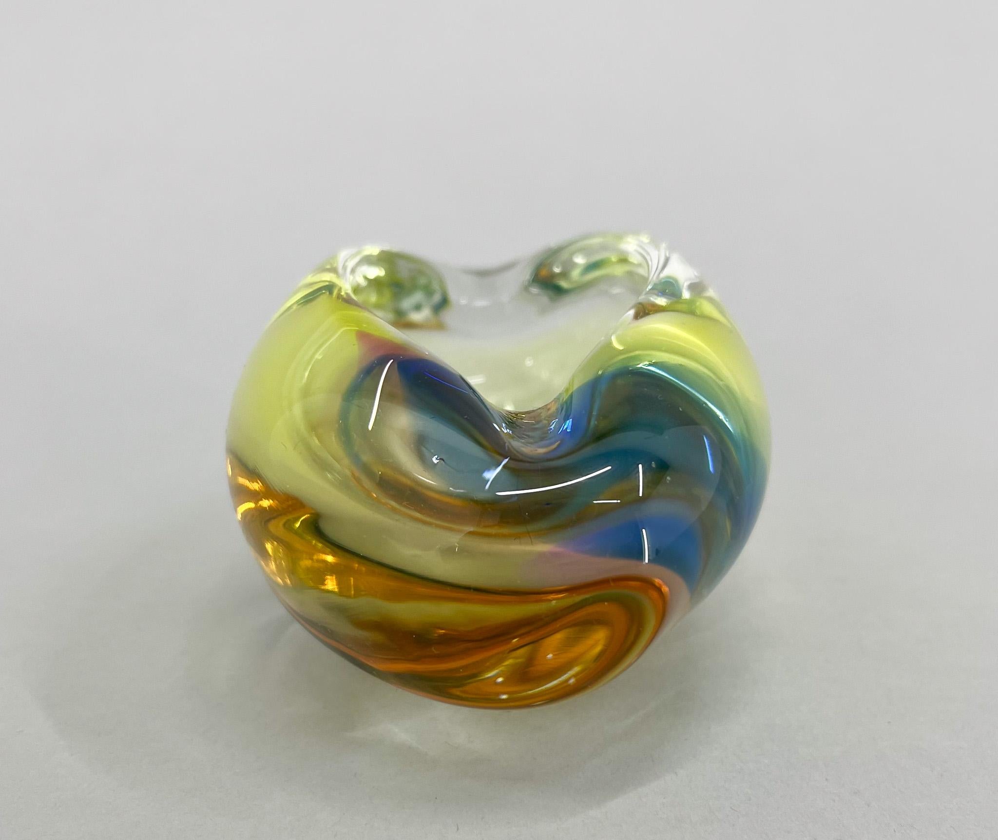 Verre d'art Cendrier en verre d'art de Bohème des années 1960 de Novy Bor Glassworks en vente