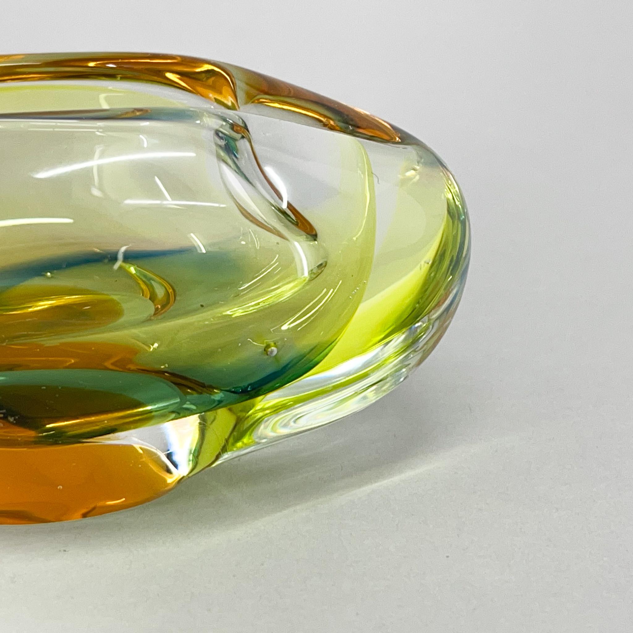 Cendrier en verre d'art de Bohème des années 1960 de Novy Bor Glassworks en vente 1