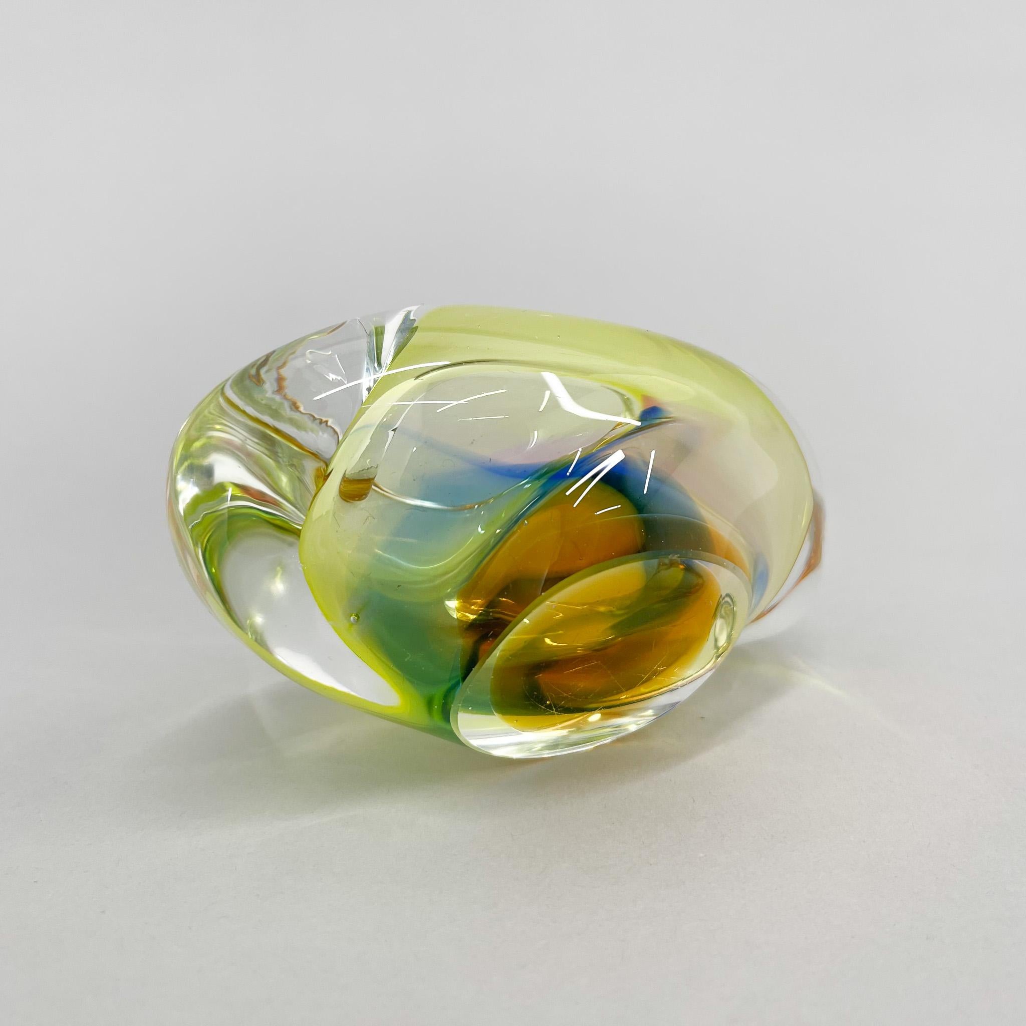 Cendrier en verre d'art de Bohème des années 1960 de Novy Bor Glassworks en vente 2