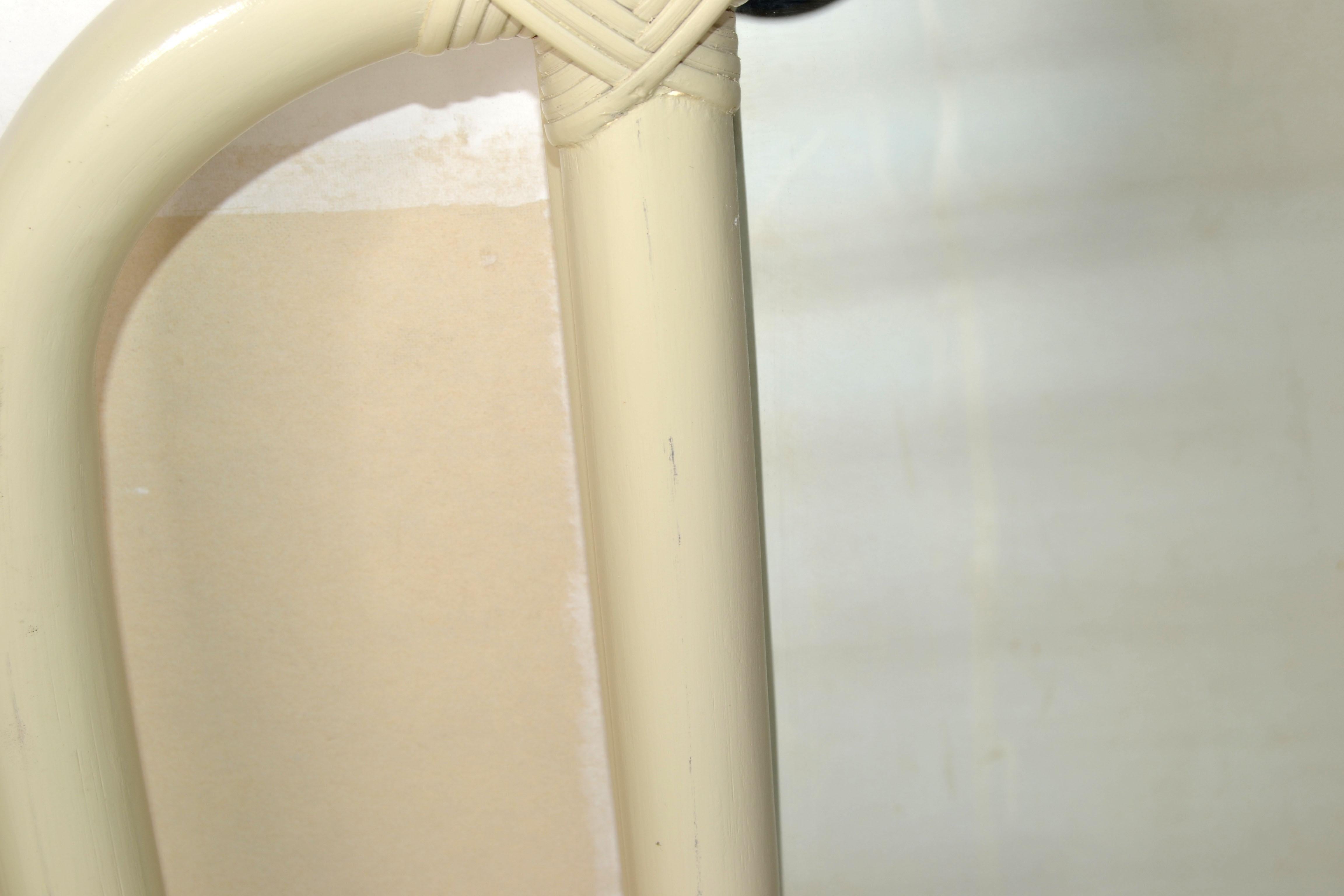 1960 Bohemia Bambú Doblado Ratán Beige Espejo de Pared Rectangular Hollywood Regency en venta 4