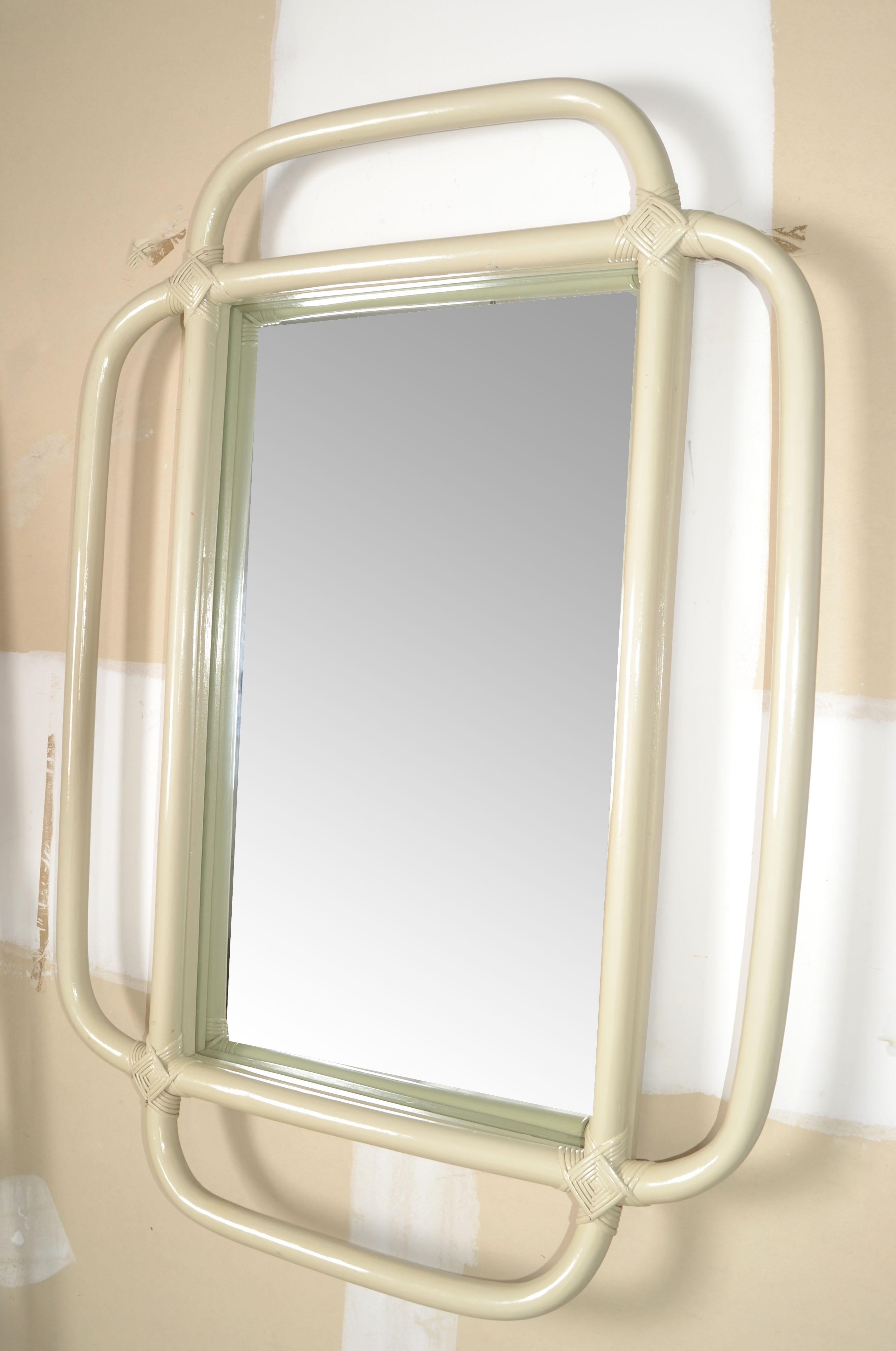 1960 Bohemia Bambú Doblado Ratán Beige Espejo de Pared Rectangular Hollywood Regency Estadounidense en venta