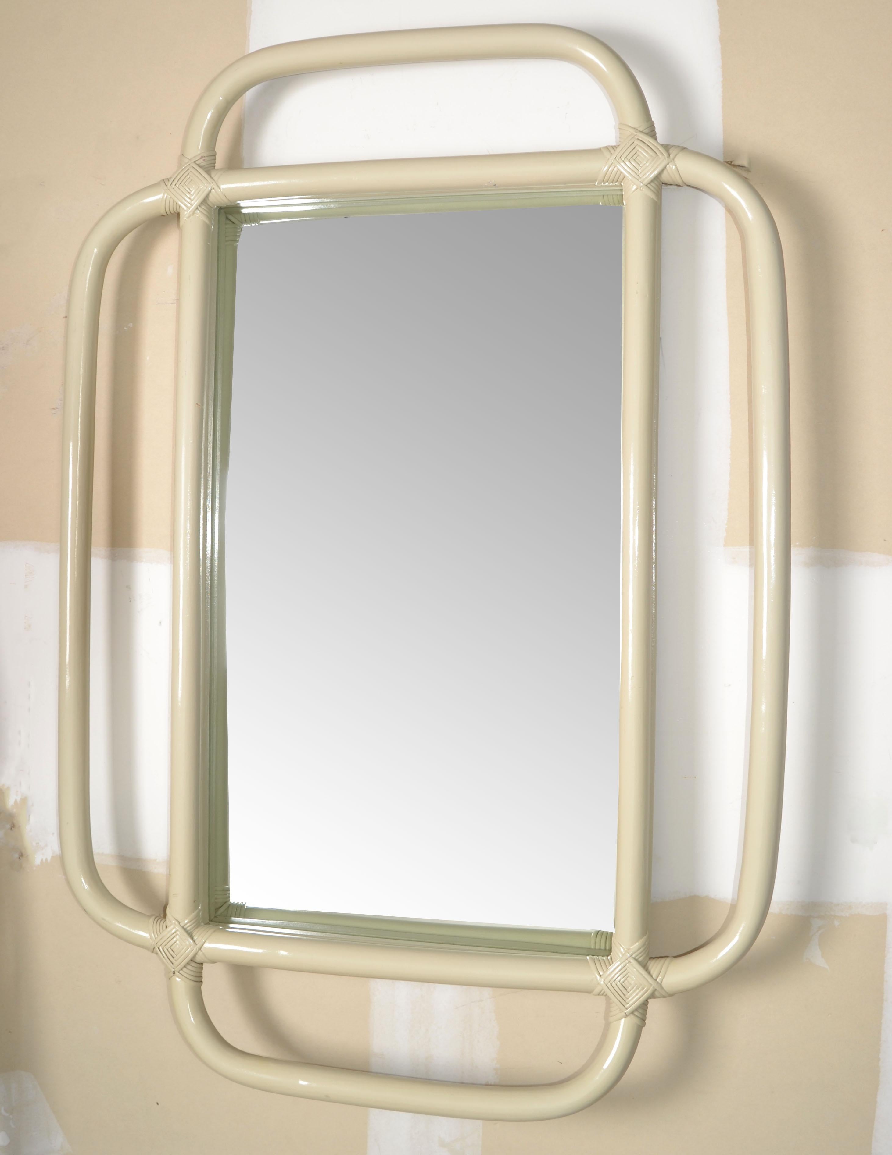 1960 Bohemia Bambú Doblado Ratán Beige Espejo de Pared Rectangular Hollywood Regency Hecho a mano en venta