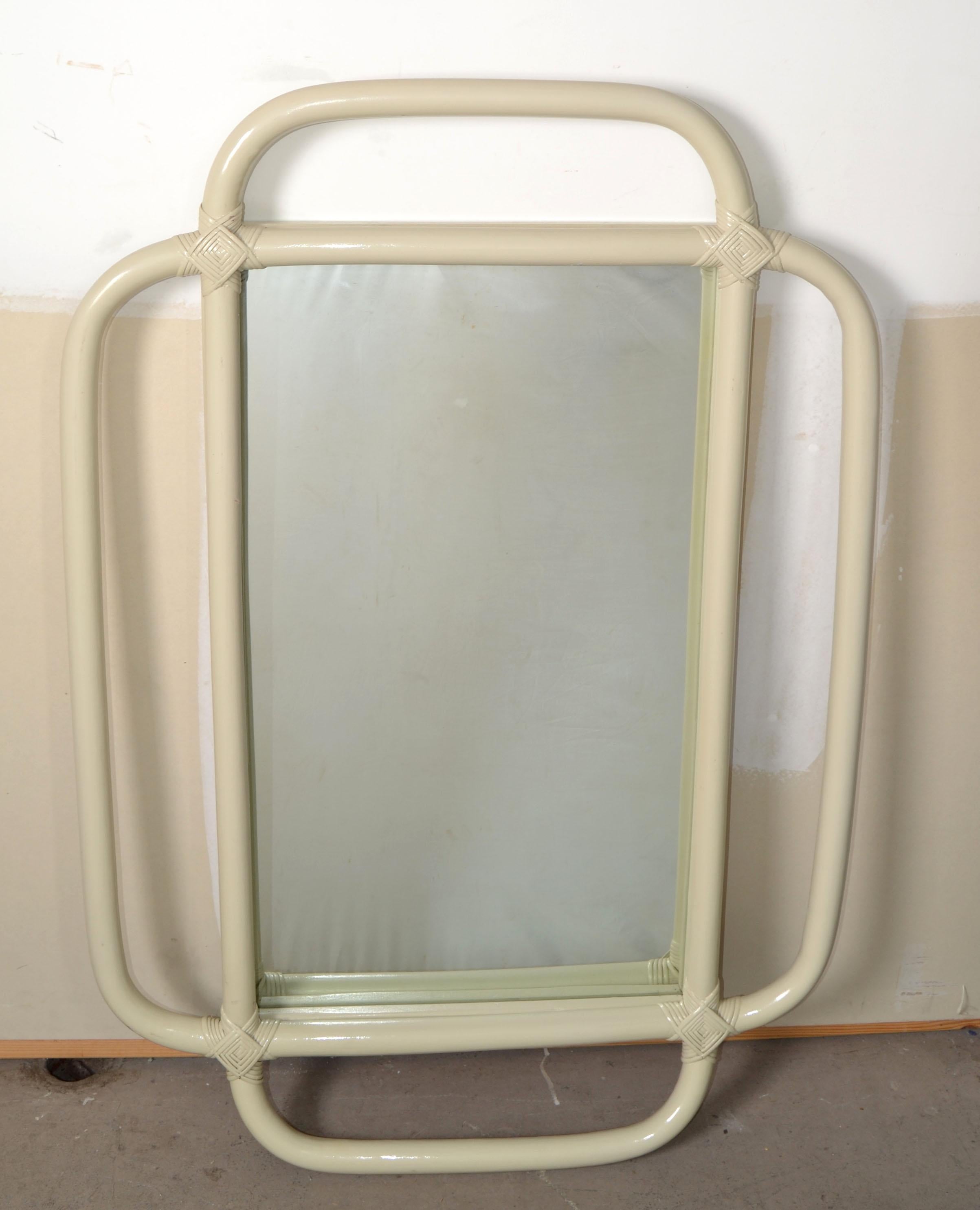 1960 Bohemia Bambú Doblado Ratán Beige Espejo de Pared Rectangular Hollywood Regency en Bueno estado para la venta en Miami, FL