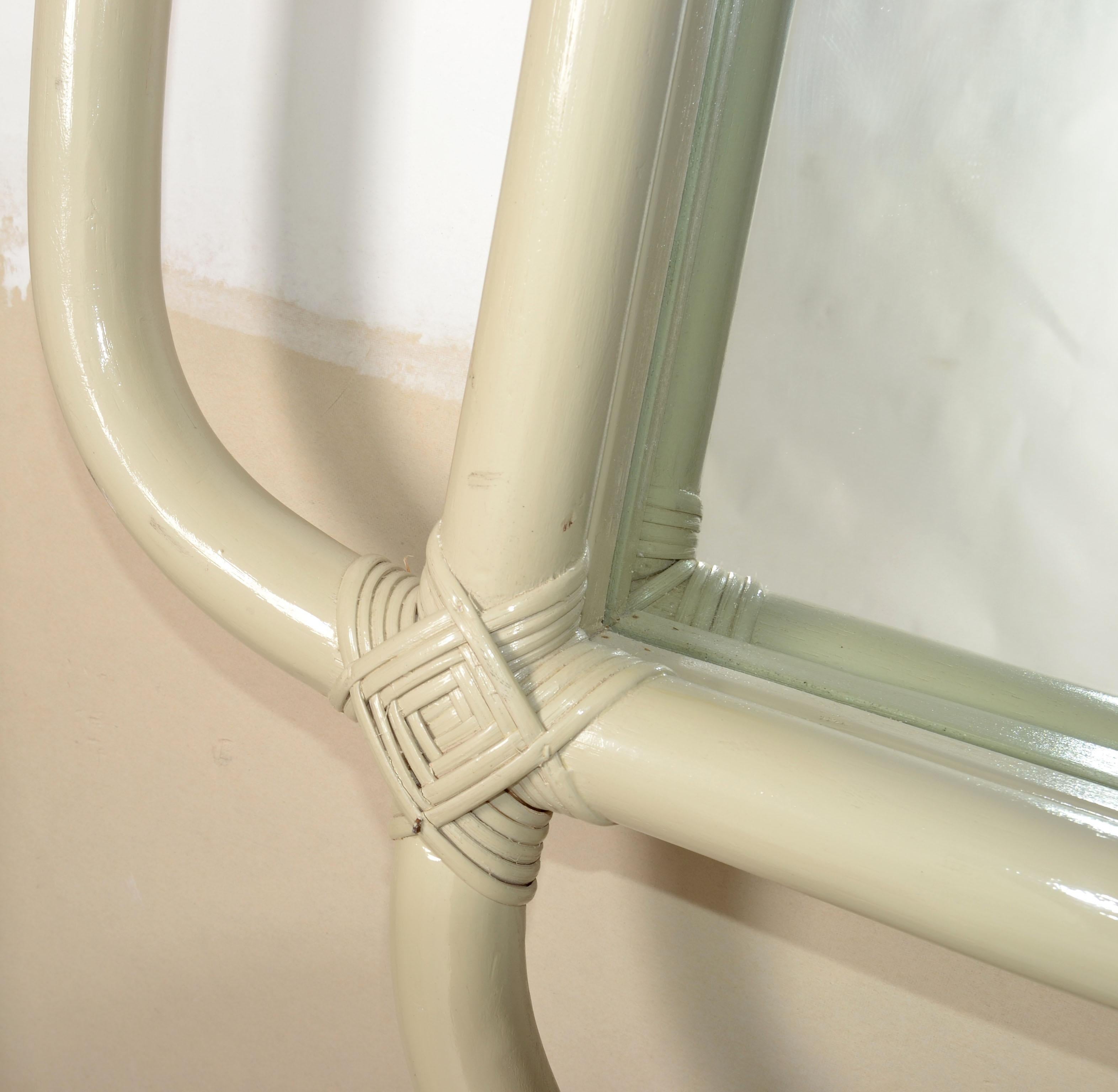 1960 Bohemia Bambú Doblado Ratán Beige Espejo de Pared Rectangular Hollywood Regency en venta 1