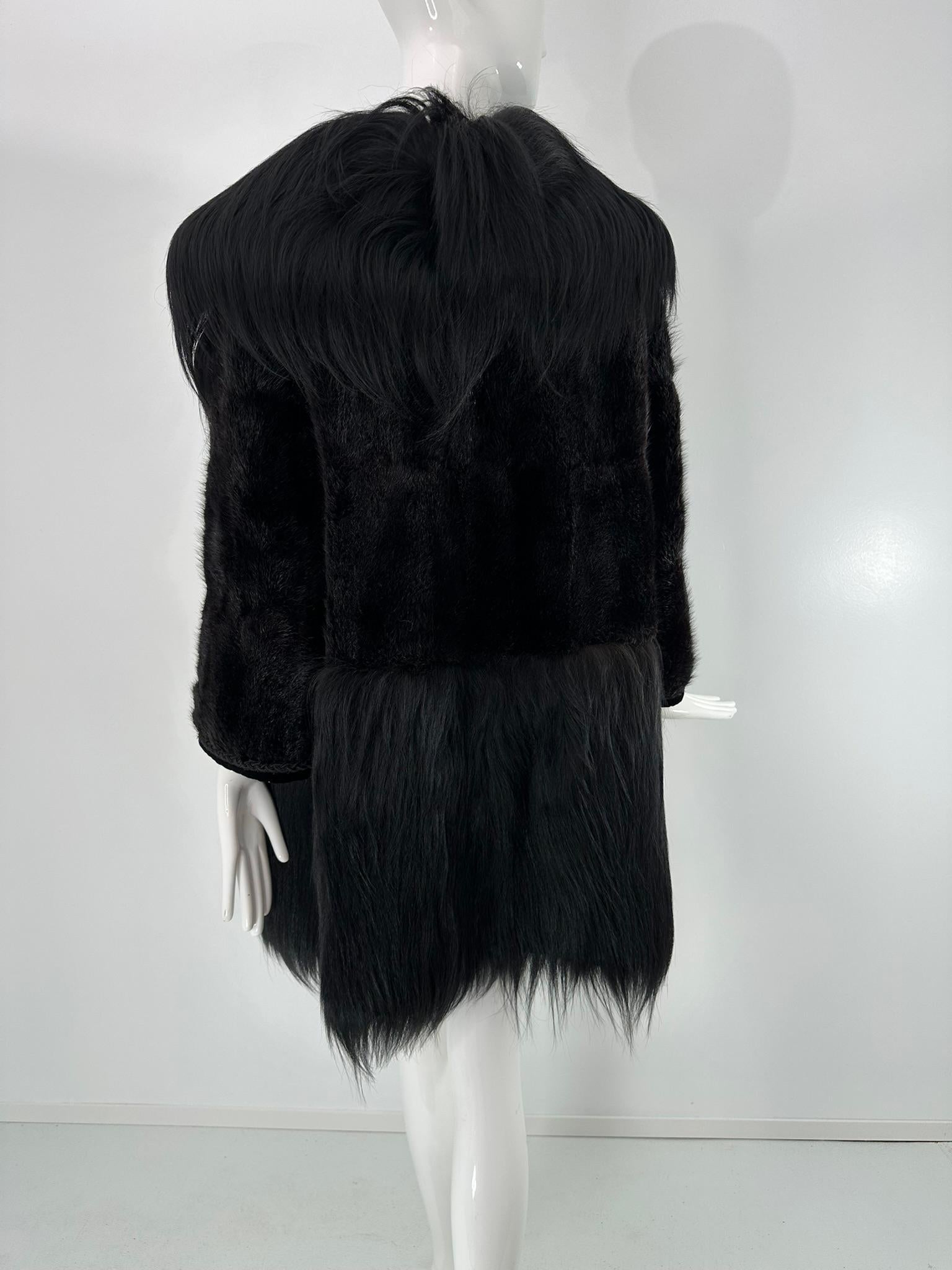 1960er Jahre Bohemian Schwarzer Nerz & Schwarzes Ziegenhaar Mini-Mantel mit Revers und Kerbe S-M im Angebot 7