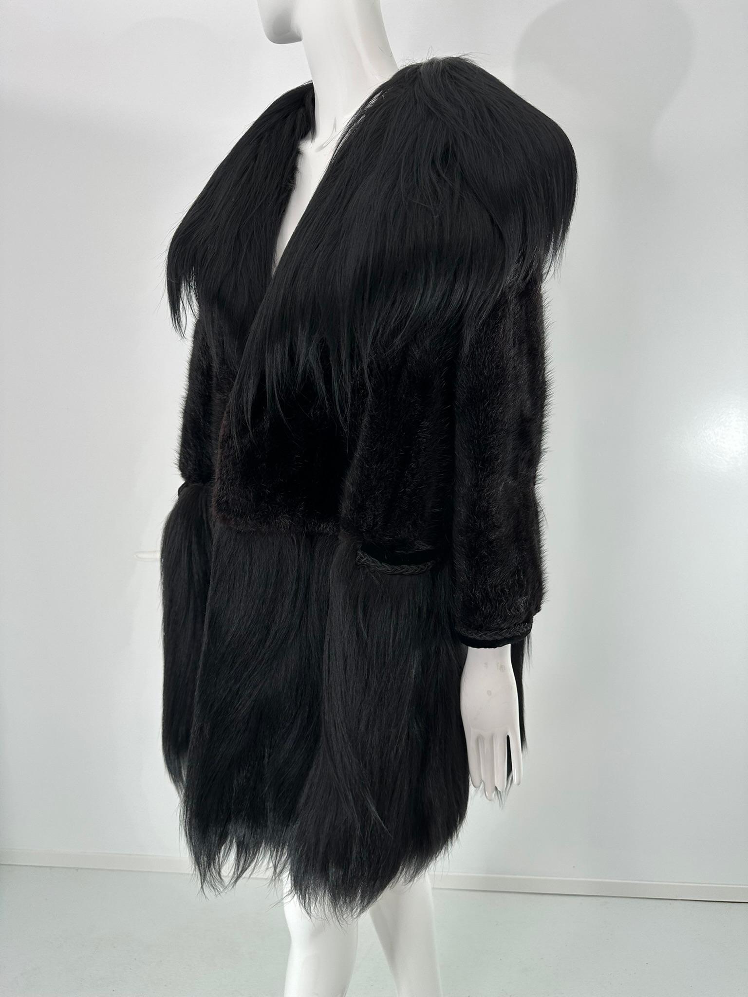 1960er Jahre Bohemian Schwarzer Nerz & Schwarzes Ziegenhaar Mini-Mantel mit Revers und Kerbe S-M im Angebot 10