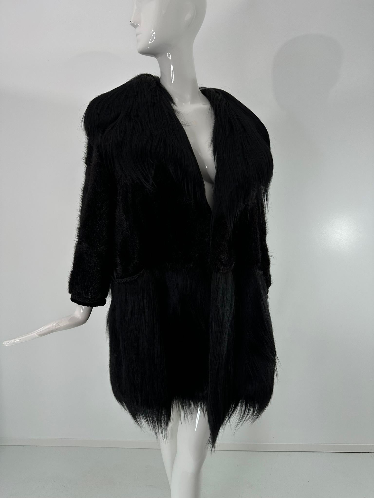 Schwarzer Nerz und schwarzes Ziegenhaar, 1960er Jahre, gekerbtes Revers, Mini-Mantel mit Rock. Einzigartiger, maßgefertigter Mantel aus den späten 1960er Jahren. Die ursprüngliche Besitzerin hat ihn selbst entworfen und in der Hochphase der Bohème
