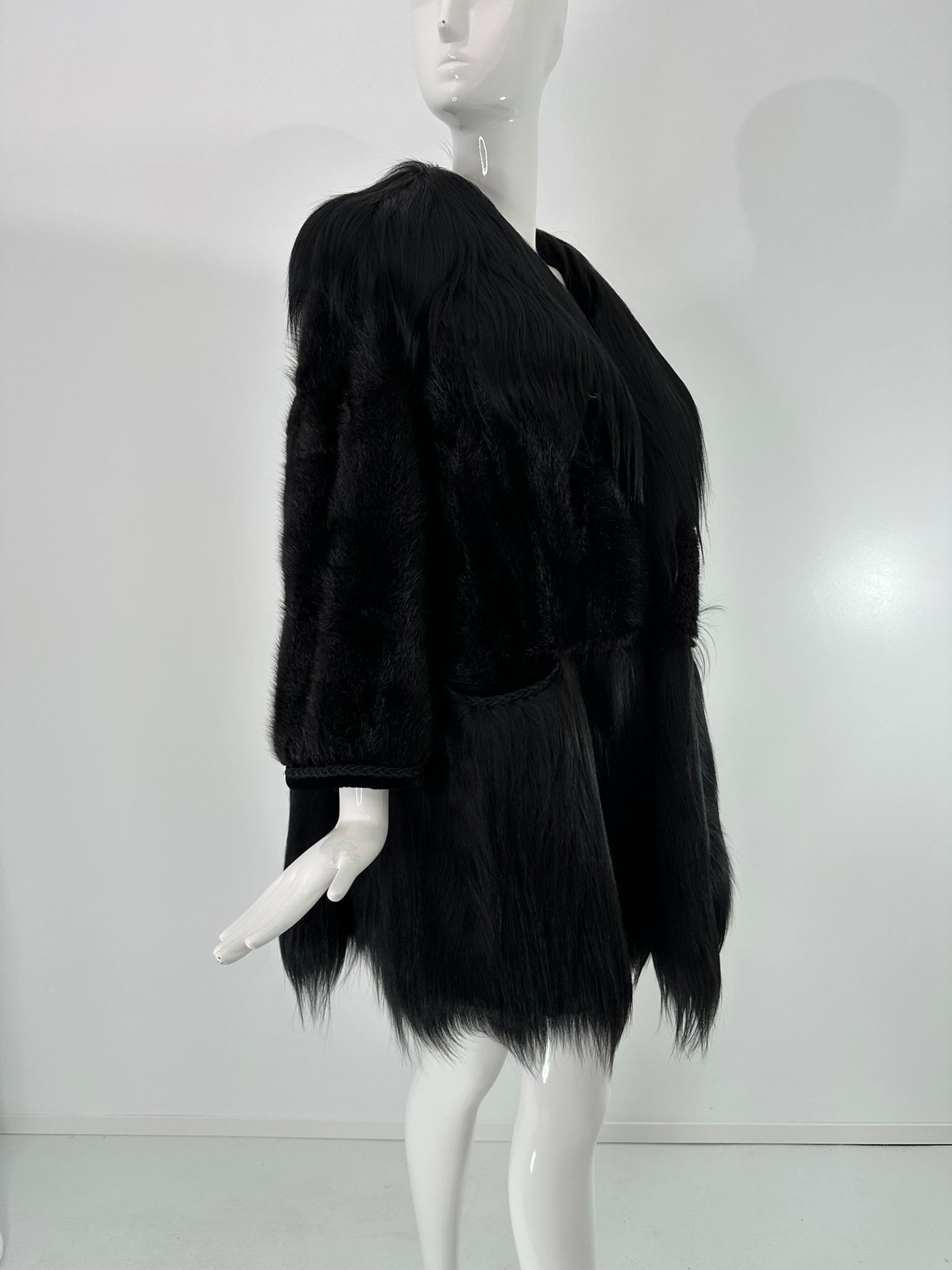 1960er Jahre Bohemian Schwarzer Nerz & Schwarzes Ziegenhaar Mini-Mantel mit Revers und Kerbe S-M Damen im Angebot