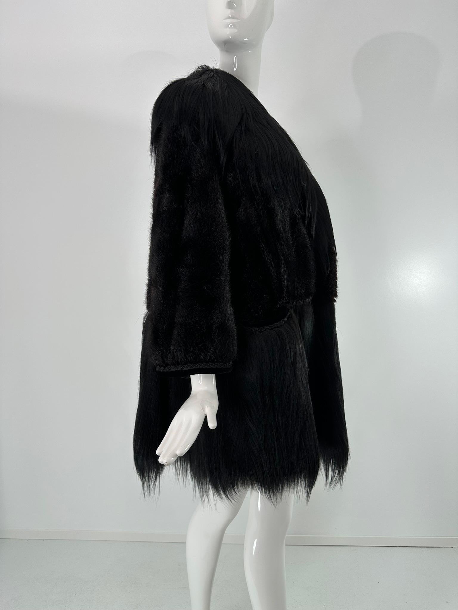 1960er Jahre Bohemian Schwarzer Nerz & Schwarzes Ziegenhaar Mini-Mantel mit Revers und Kerbe S-M im Angebot 2