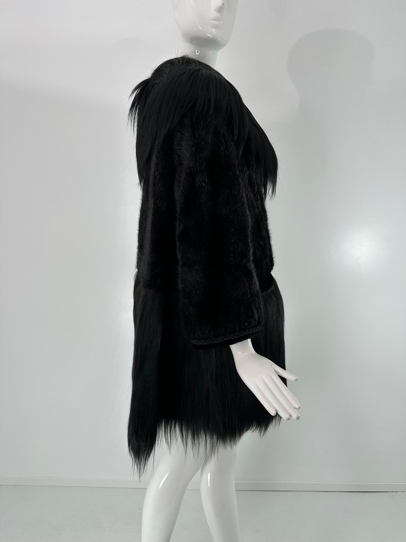 1960er Jahre Bohemian Schwarzer Nerz & Schwarzes Ziegenhaar Mini-Mantel mit Revers und Kerbe S-M im Angebot 3