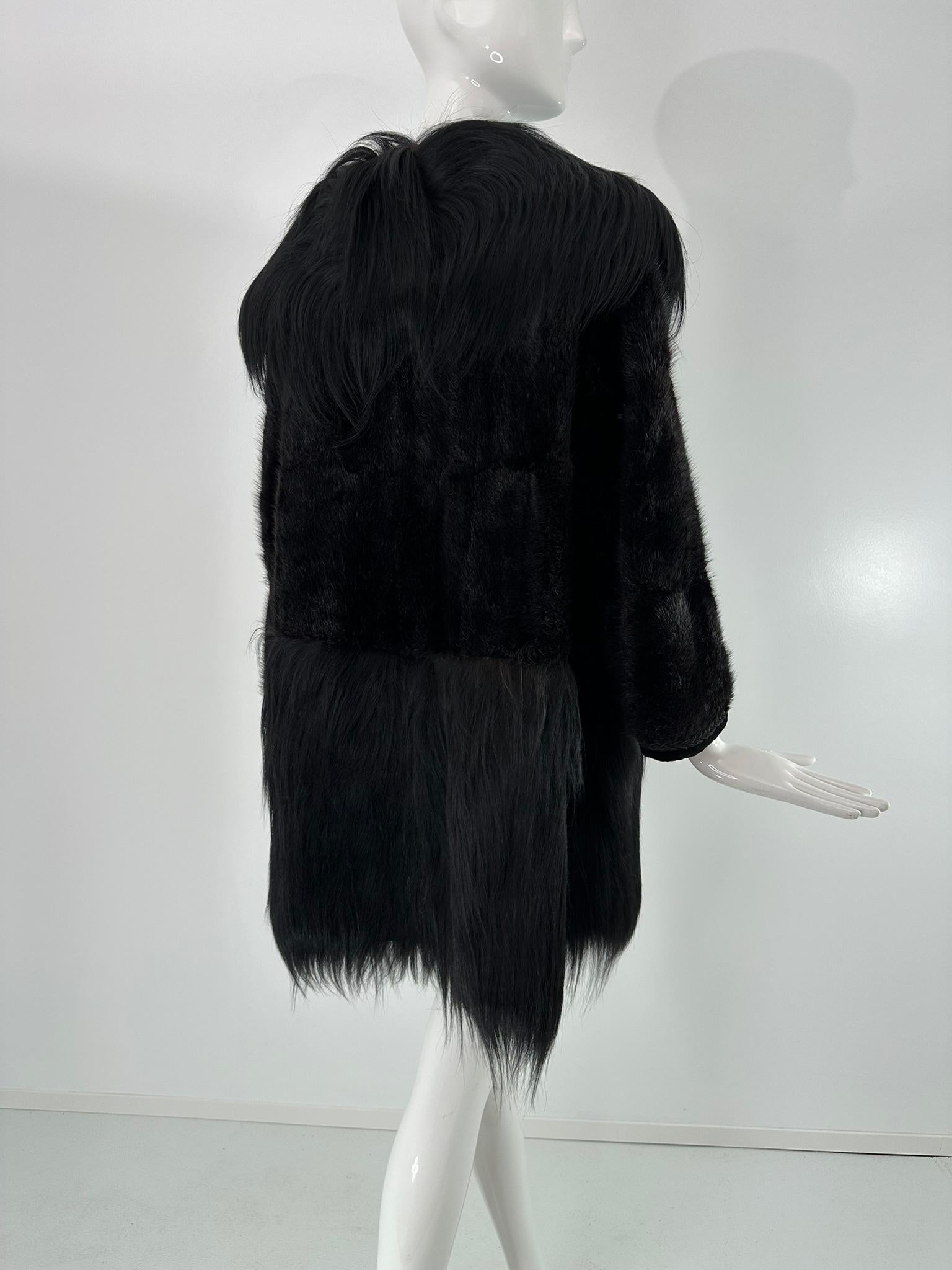 1960er Jahre Bohemian Schwarzer Nerz & Schwarzes Ziegenhaar Mini-Mantel mit Revers und Kerbe S-M im Angebot 5