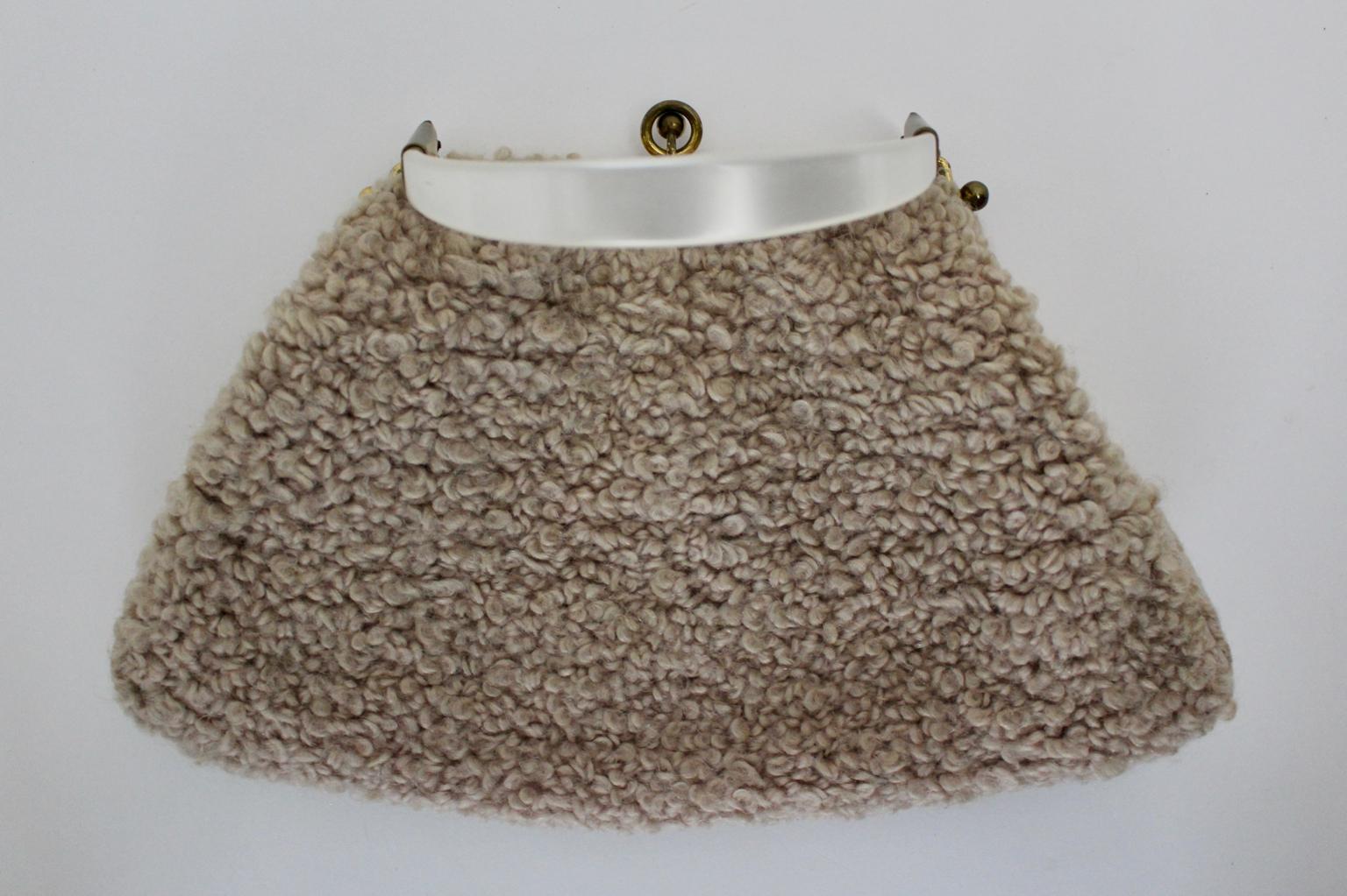 1960s Boho Vintage Handle Handbag Brown Wool Metal Closure Plastic Handle Italy In Good Condition For Sale In Vienna, AT