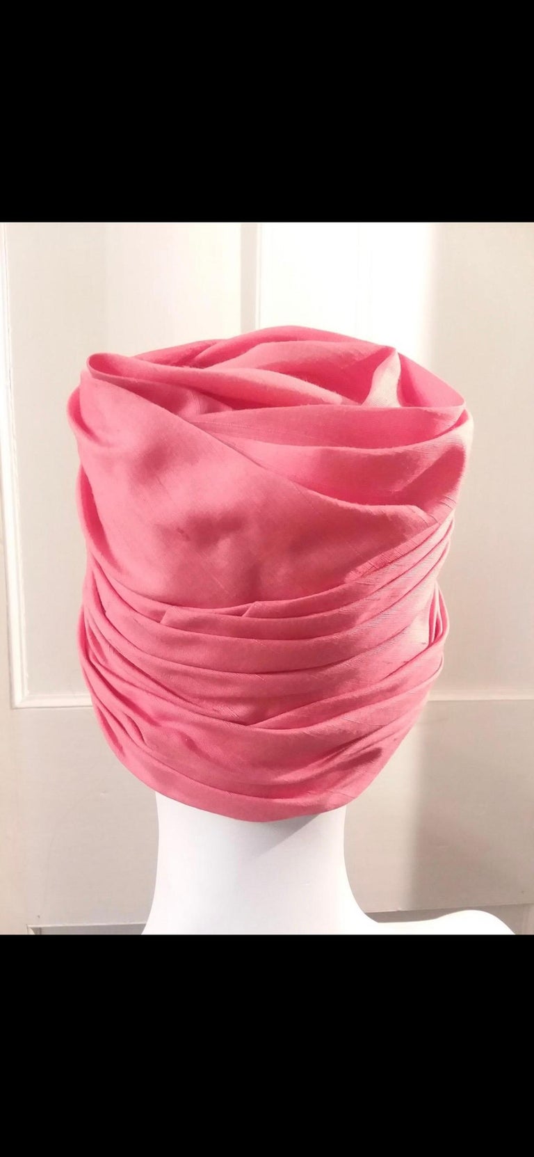 A fabulous 1960s Bonwit Teller coral Pink Silk Turban. In excellent condition. One size. 