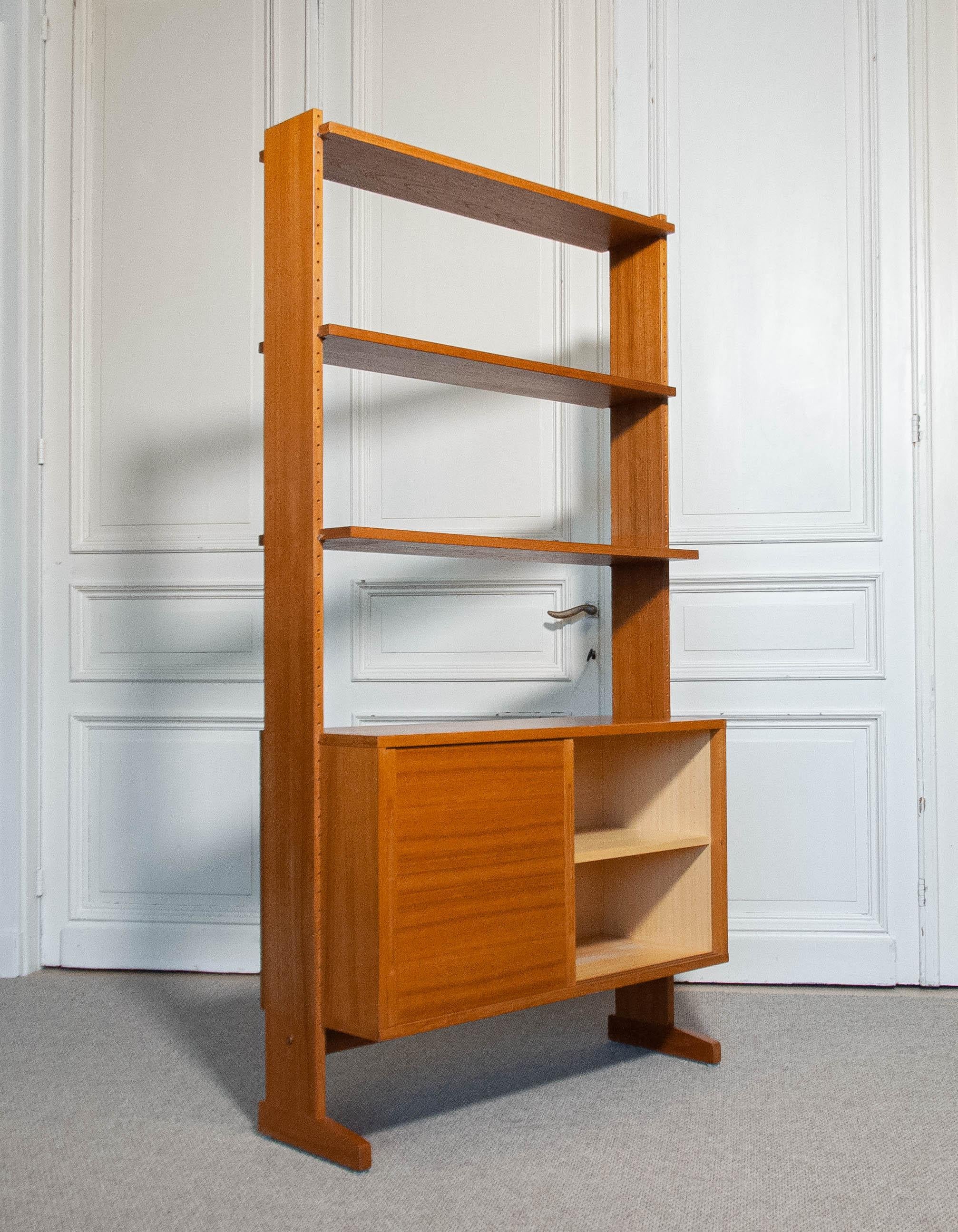 Dieses schöne modulare Regalsystem aus Teakholz, das von Kajsa und Nils 